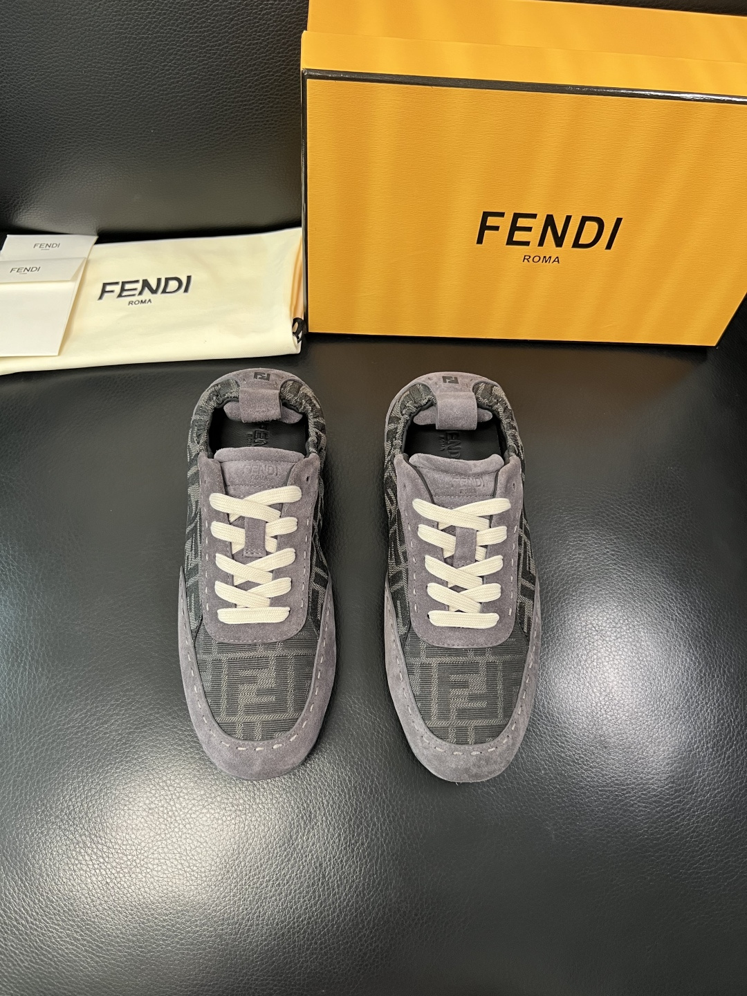 FENDI 高品质 顶级工艺品，芬迪 专柜同步，原厂配置意大利进口牛皮拼布面料，进口牛皮内里垫，透气舒适