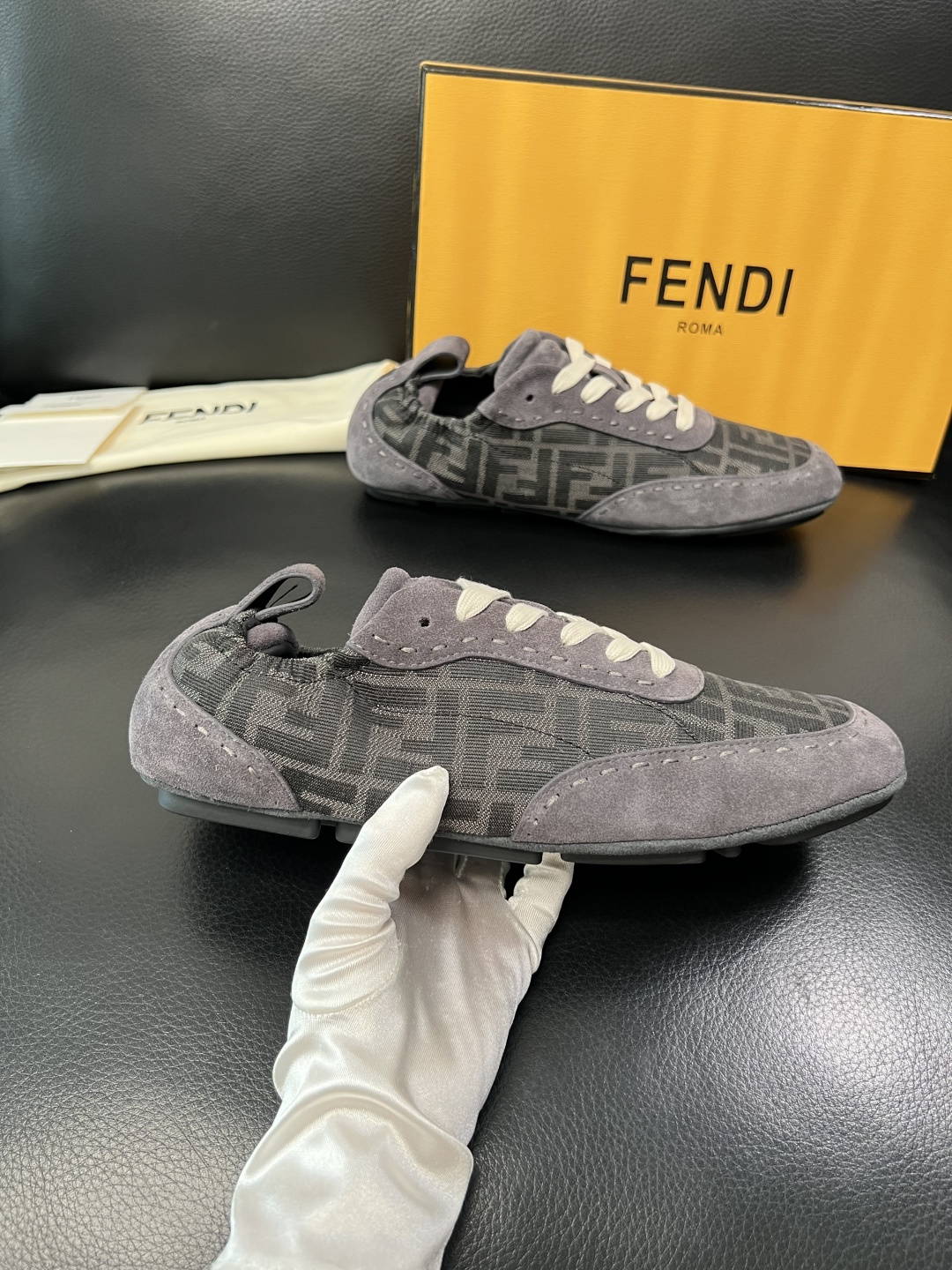 FENDI 高品质 顶级工艺品，芬迪 专柜同步，原厂配置意大利进口牛皮拼布面料，进口牛皮内里垫，透气舒适