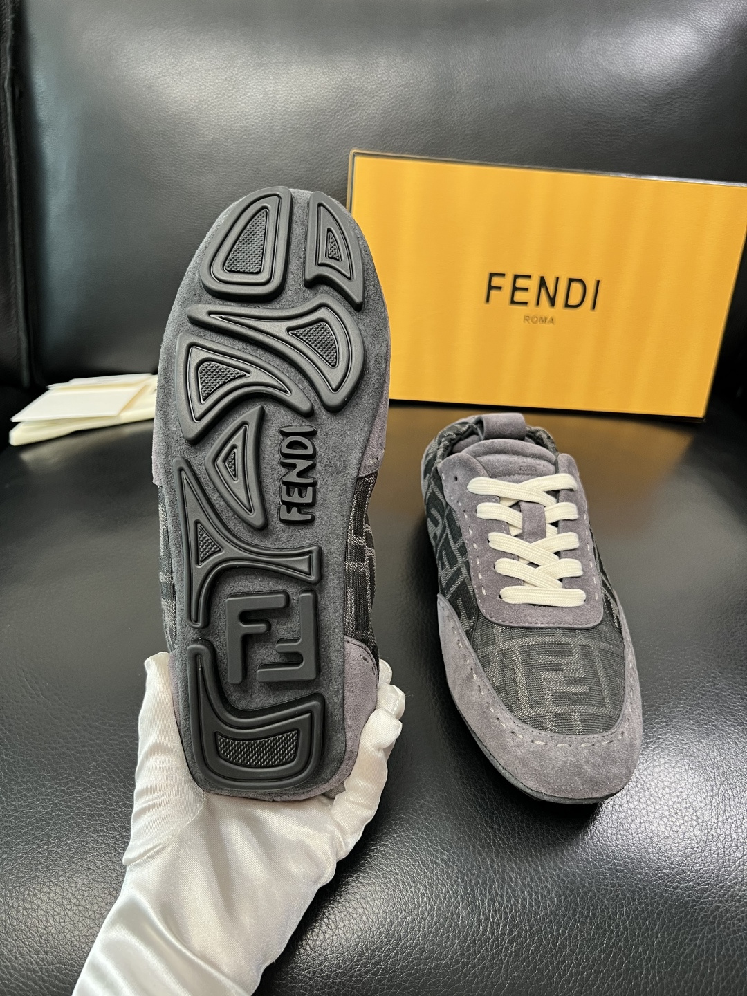 FENDI 高品质 顶级工艺品，芬迪 专柜同步，原厂配置意大利进口牛皮拼布面料，进口牛皮内里垫，透气舒适
