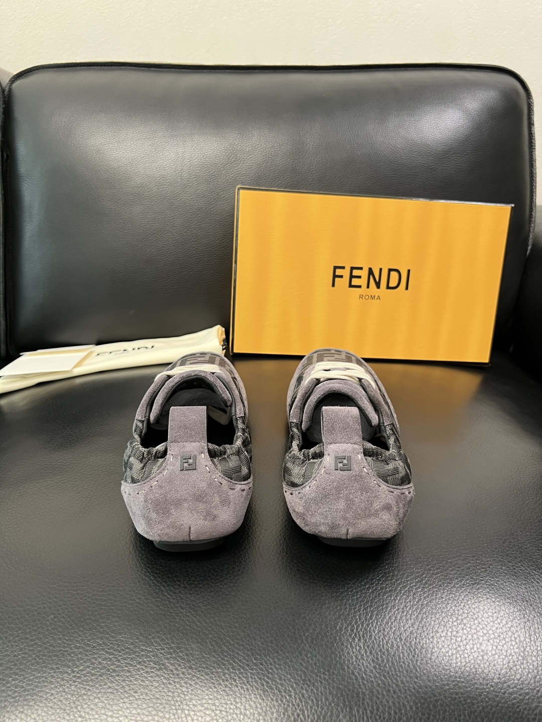 FENDI 高品质 顶级工艺品，芬迪 专柜同步，原厂配置意大利进口牛皮拼布面料，进口牛皮内里垫，透气舒适