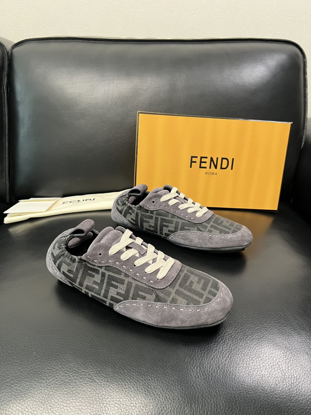 FENDI 高品质 顶级工艺品，芬迪 专柜同步，原厂配置意大利进口牛皮拼布面料，进口牛皮内里垫，透气舒适