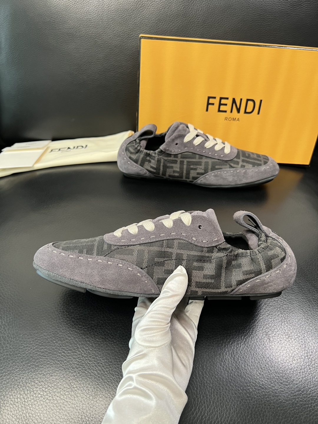 FENDI 高品质 顶级工艺品，芬迪 专柜同步，原厂配置意大利进口牛皮拼布面料，进口牛皮内里垫，透气舒适