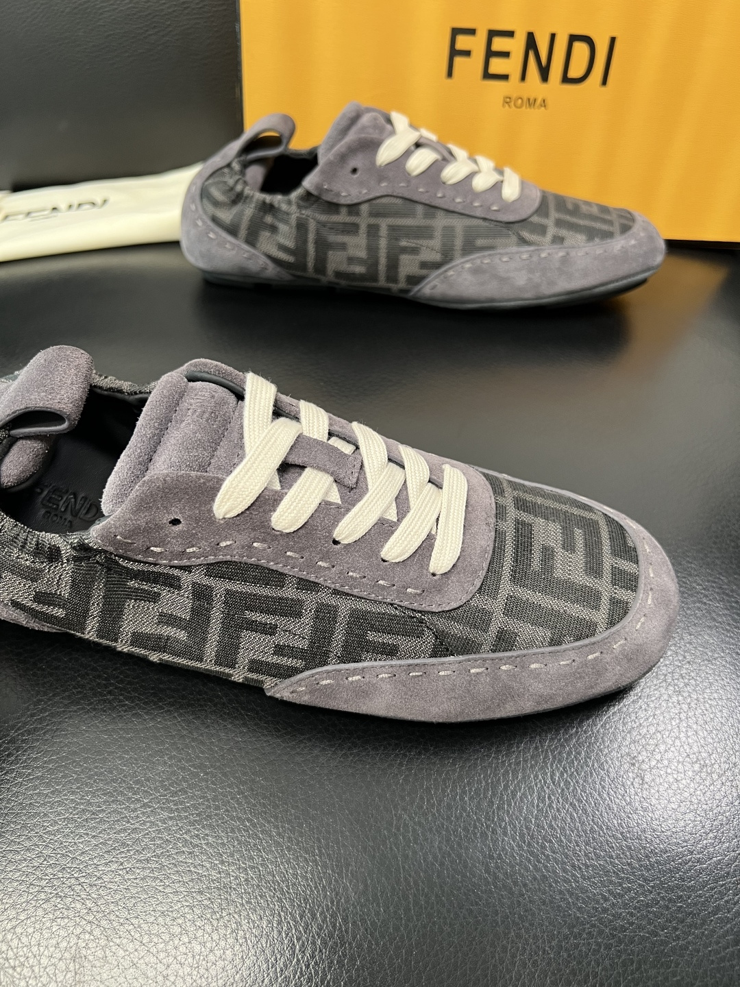 FENDI 高品质 顶级工艺品，芬迪 专柜同步，原厂配置意大利进口牛皮拼布面料，进口牛皮内里垫，透气舒适