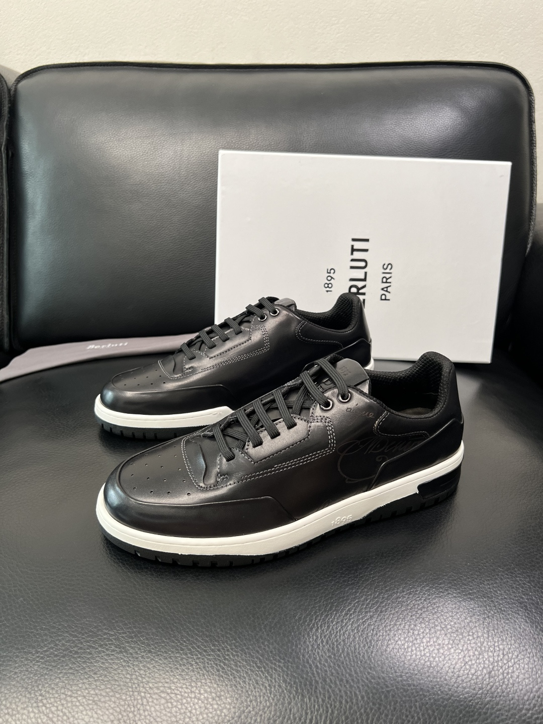 Berluti 顶级代购 布鲁提 专柜同步发售原厂配置，意大利进口牛皮面料，全进口水染牛皮里垫，鞋底：原