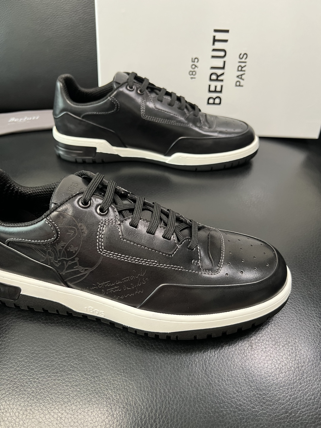 Berluti 顶级代购 布鲁提 专柜同步发售原厂配置，意大利进口牛皮面料，全进口水染牛皮里垫，鞋底：原