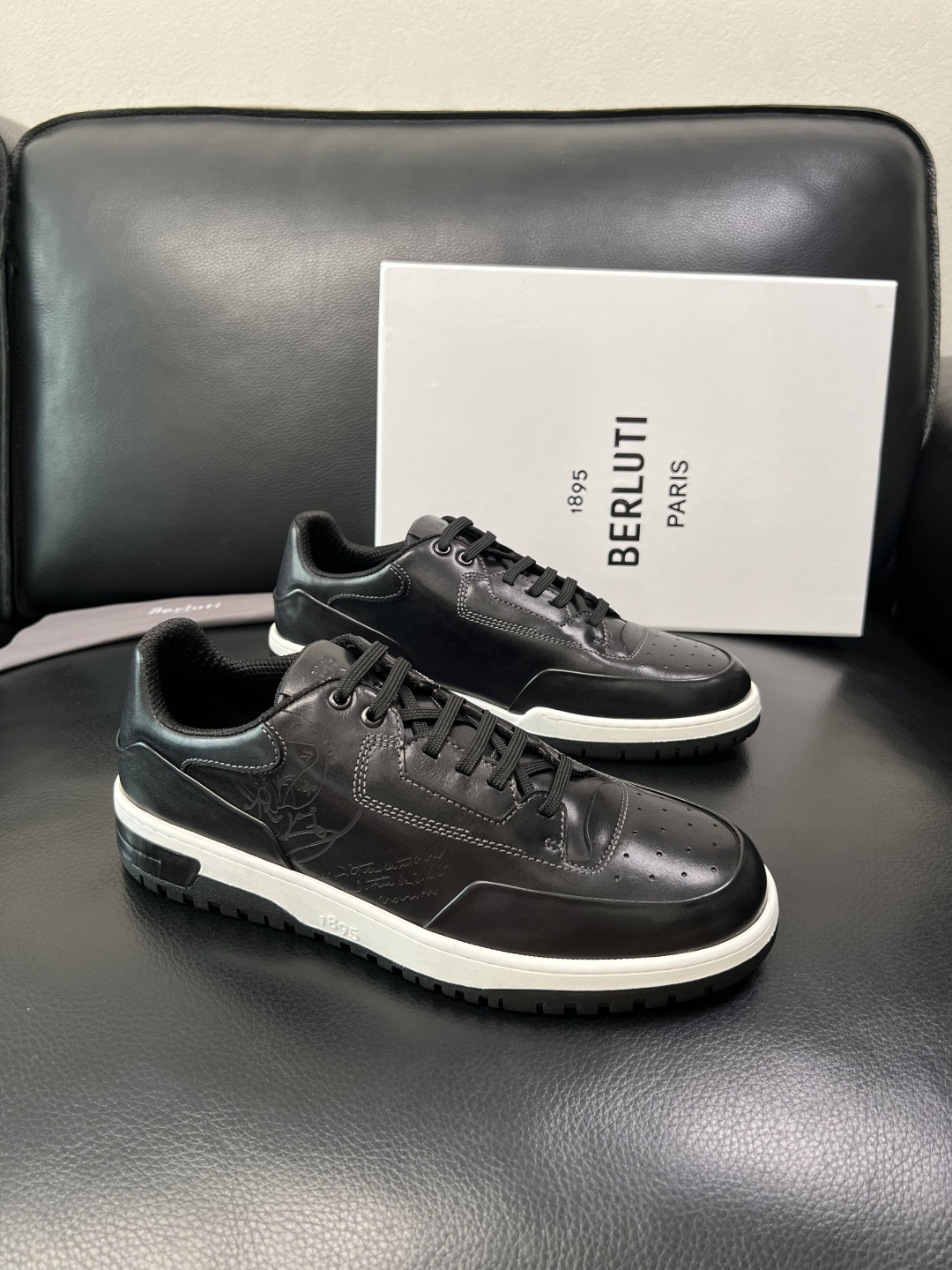 Berluti 顶级代购 布鲁提 专柜同步发售原厂配置，意大利进口牛皮面料，全进口水染牛皮里垫，鞋底：原