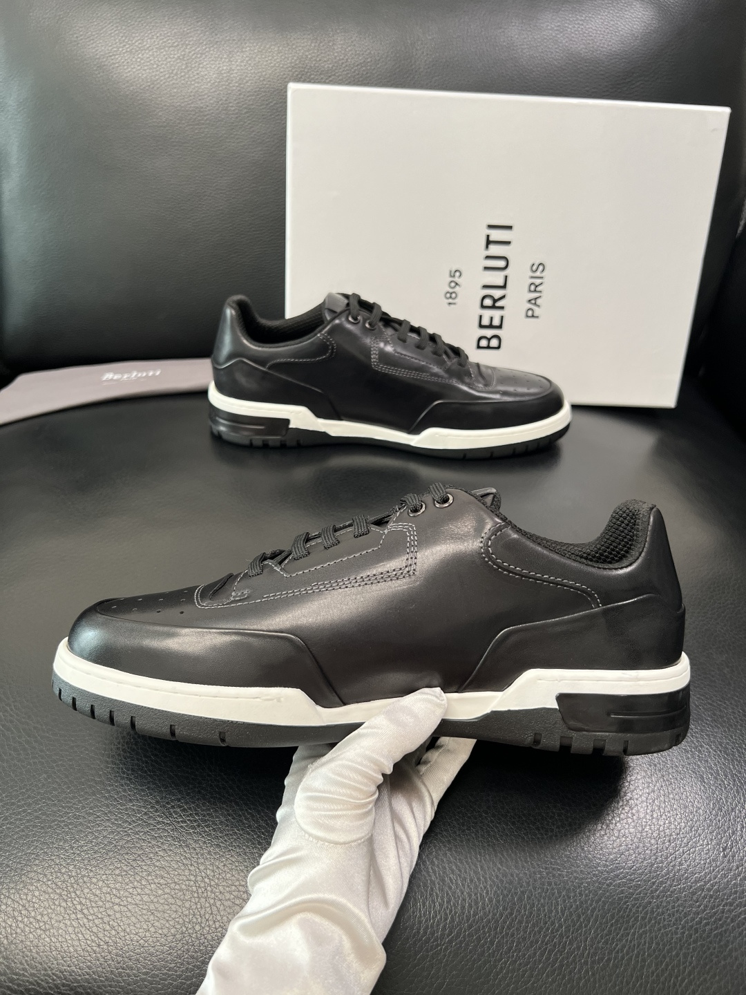 Berluti 顶级代购 布鲁提 专柜同步发售原厂配置，意大利进口牛皮面料，全进口水染牛皮里垫，鞋底：原