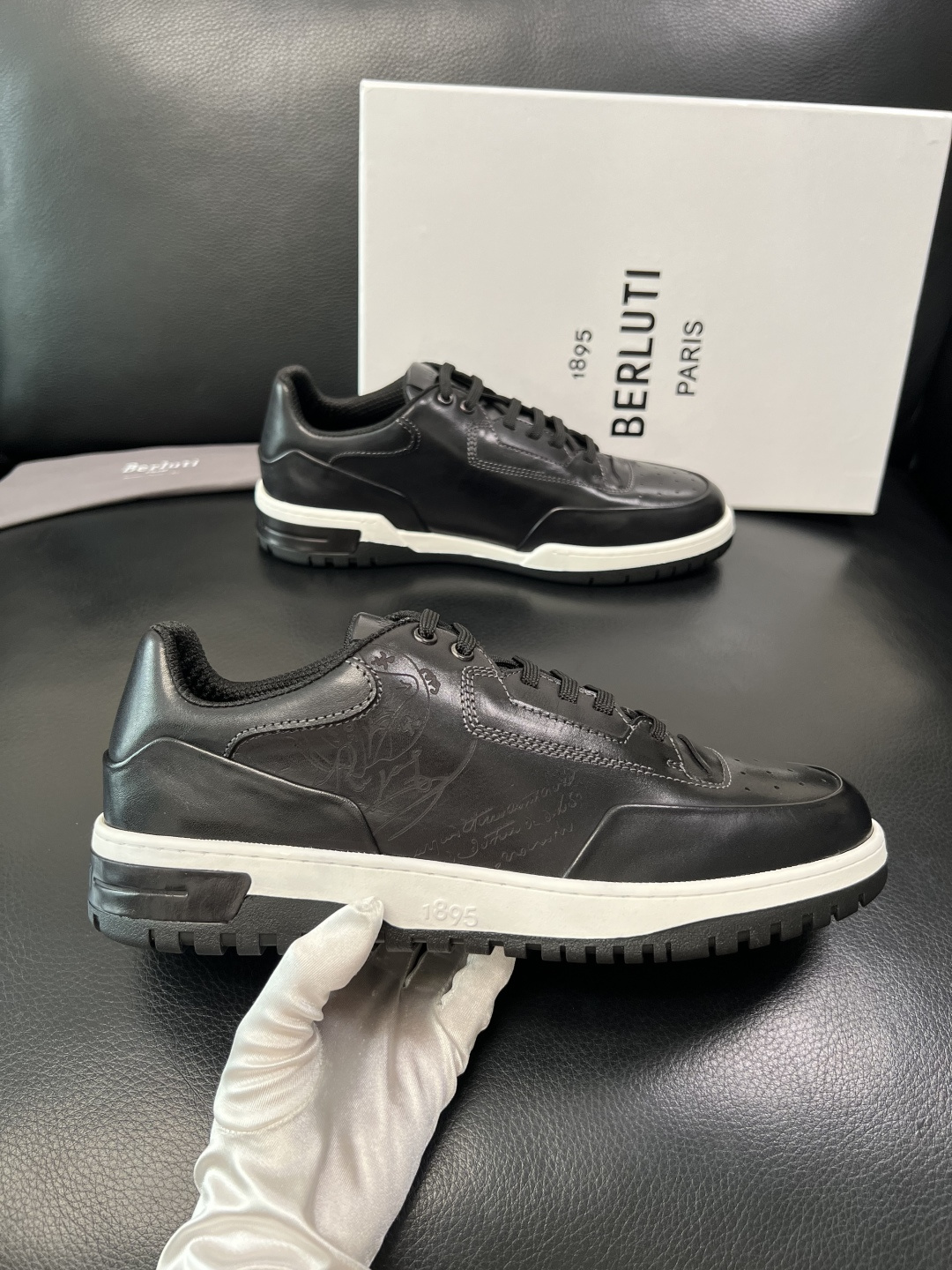 Berluti 顶级代购 布鲁提 专柜同步发售原厂配置，意大利进口牛皮面料，全进口水染牛皮里垫，鞋底：原