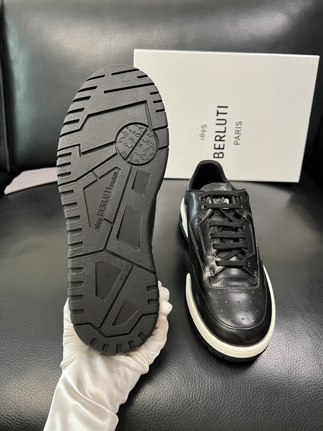 Berluti 顶级代购 布鲁提 专柜同步发售原厂配置，意大利进口牛皮面料，全进口水染牛皮里垫，鞋底：原