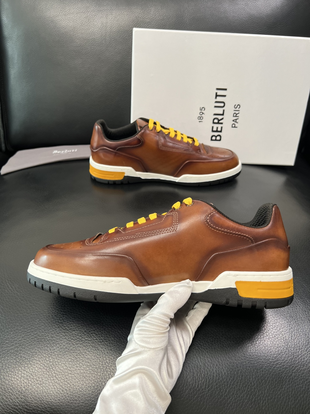 Berluti 顶级代购 布鲁提 专柜同步发售原厂配置，意大利进口牛皮面料，全进口水染牛皮里垫，鞋底：原