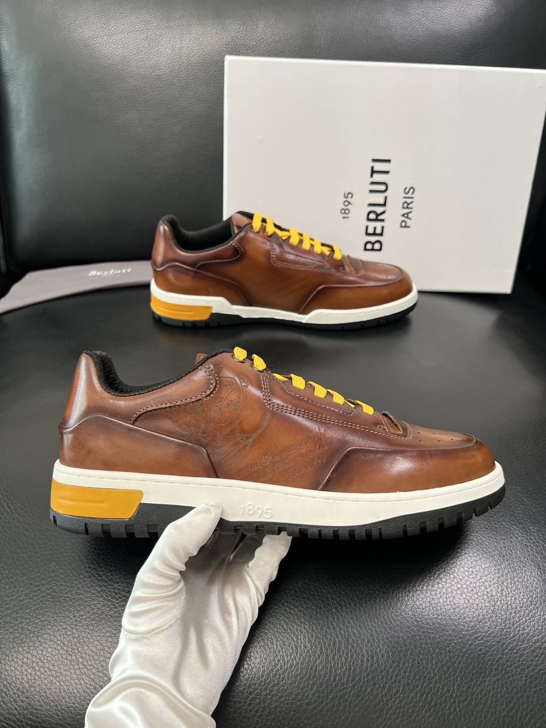 Berluti 顶级代购 布鲁提 专柜同步发售原厂配置，意大利进口牛皮面料，全进口水染牛皮里垫，鞋底：原