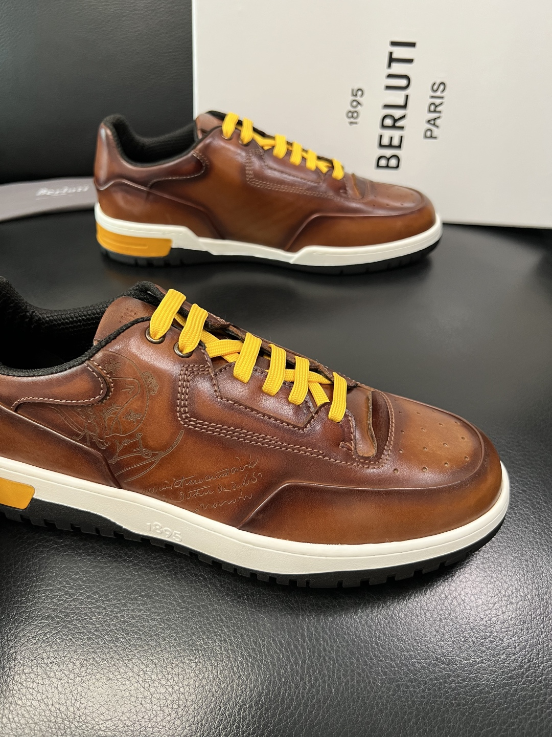 Berluti 顶级代购 布鲁提 专柜同步发售原厂配置，意大利进口牛皮面料，全进口水染牛皮里垫，鞋底：原