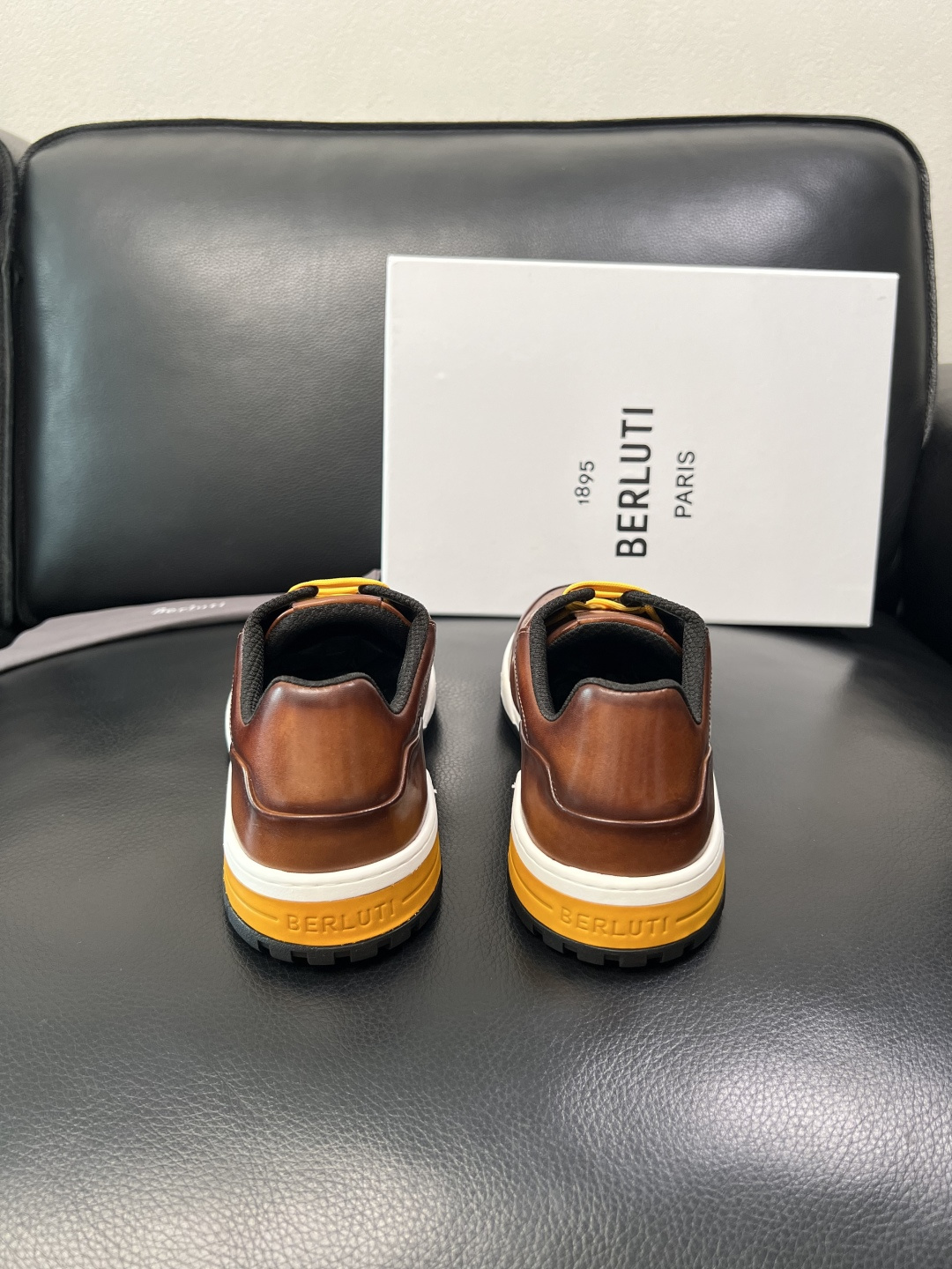 Berluti 顶级代购 布鲁提 专柜同步发售原厂配置，意大利进口牛皮面料，全进口水染牛皮里垫，鞋底：原