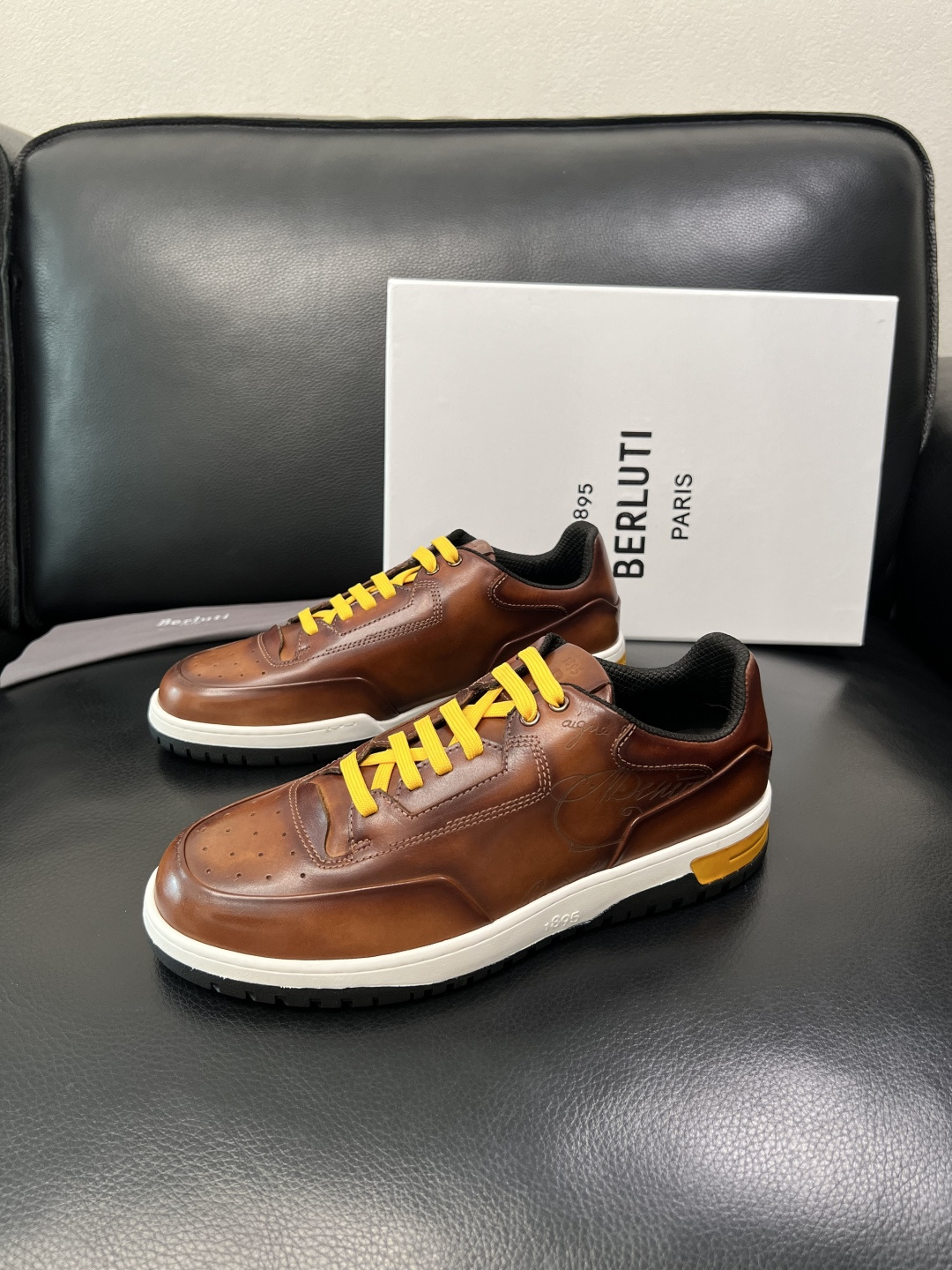 Berluti 顶级代购 布鲁提 专柜同步发售原厂配置，意大利进口牛皮面料，全进口水染牛皮里垫，鞋底：原