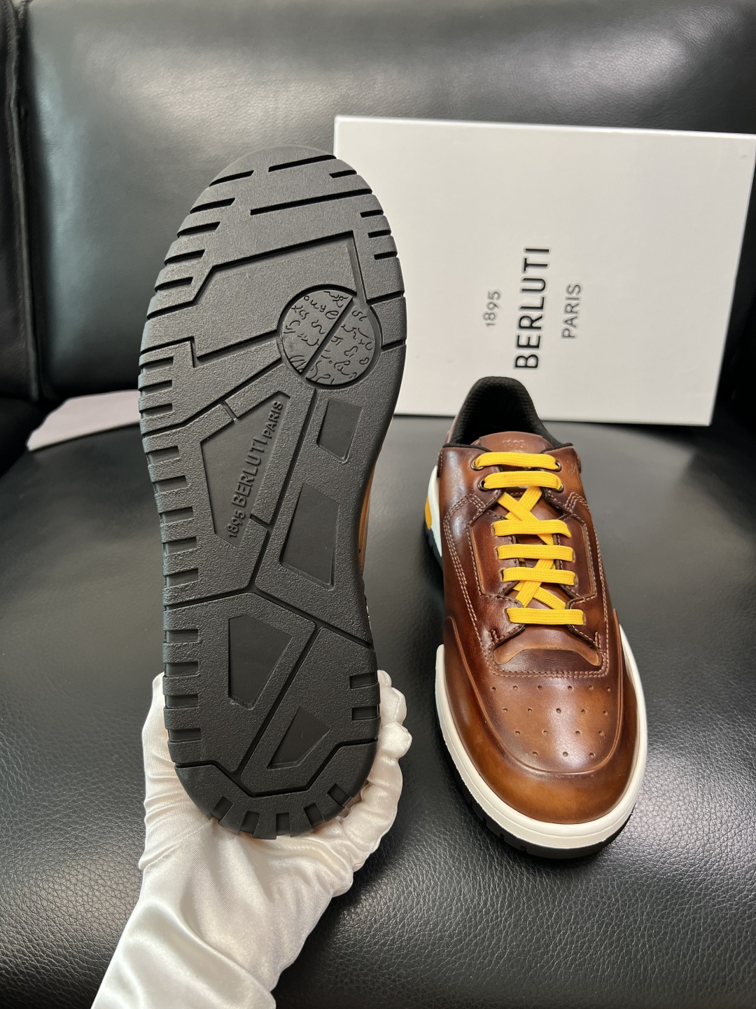 Berluti 顶级代购 布鲁提 专柜同步发售原厂配置，意大利进口牛皮面料，全进口水染牛皮里垫，鞋底：原