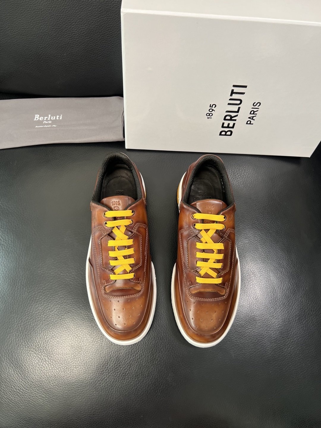 Berluti 顶级代购 布鲁提 专柜同步发售原厂配置，意大利进口牛皮面料，全进口水染牛皮里垫，鞋底：原