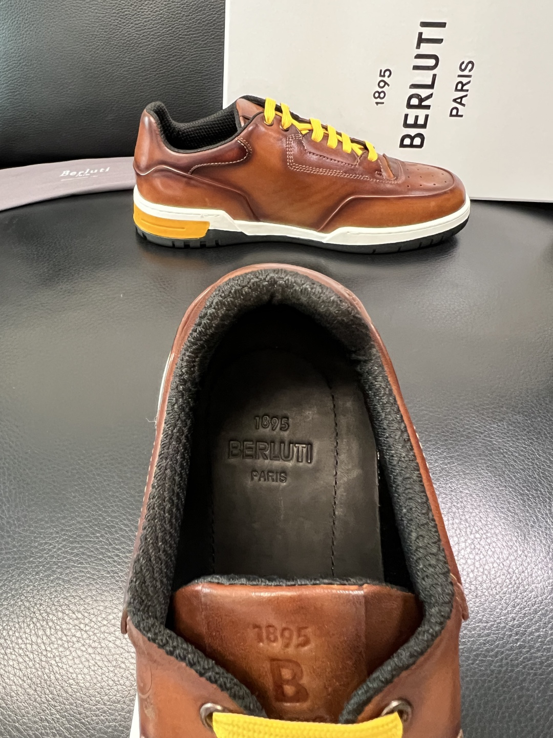 Berluti 顶级代购 布鲁提 专柜同步发售原厂配置，意大利进口牛皮面料，全进口水染牛皮里垫，鞋底：原