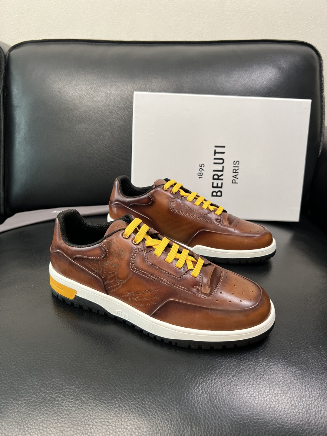 Berluti 顶级代购 布鲁提 专柜同步发售原厂配置，意大利进口牛皮面料，全进口水染牛皮里垫，鞋底：原