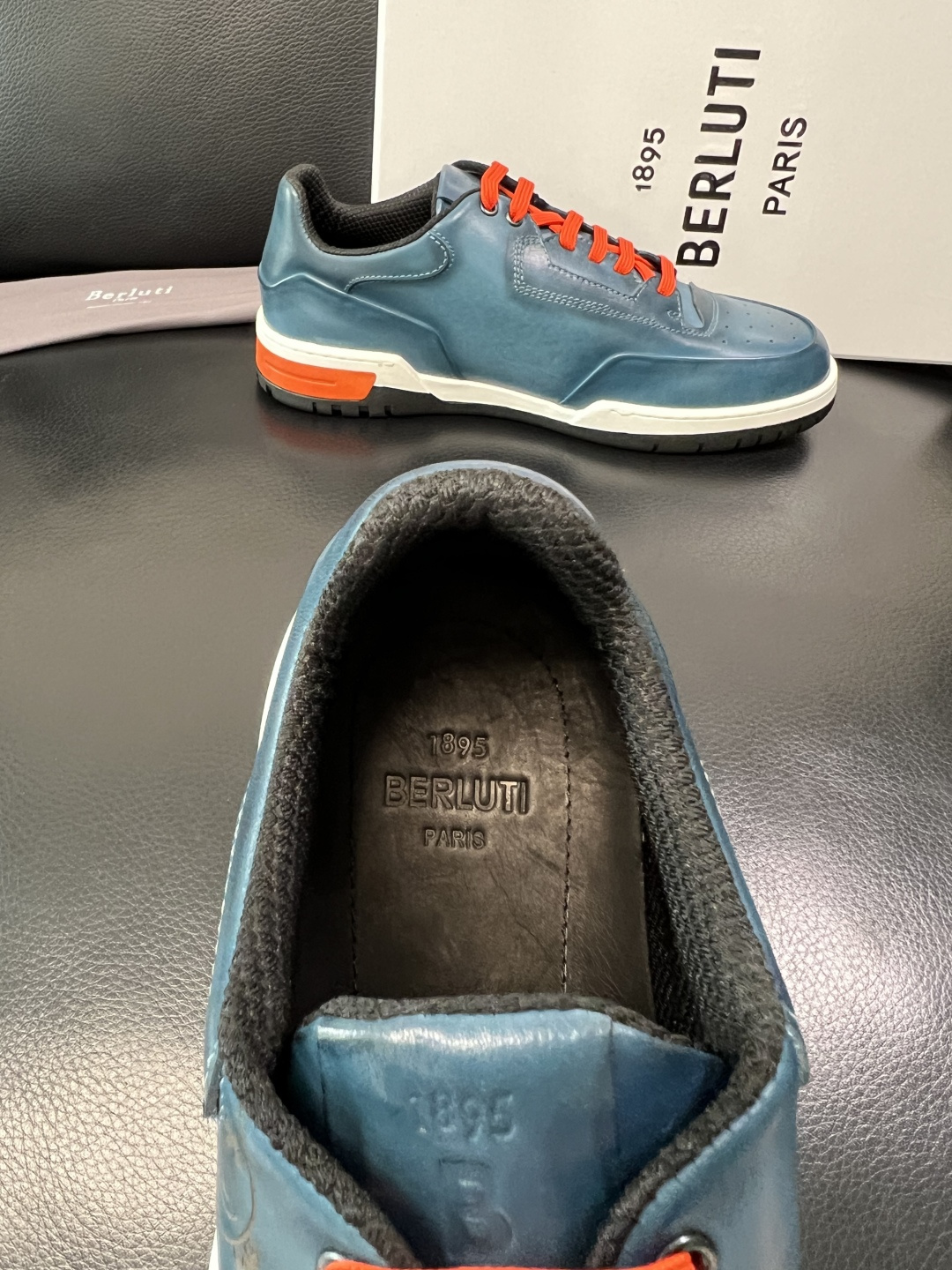 Berluti 顶级代购 布鲁提 专柜同步发售原厂配置，意大利进口牛皮面料，全进口水染牛皮里垫，鞋底：原