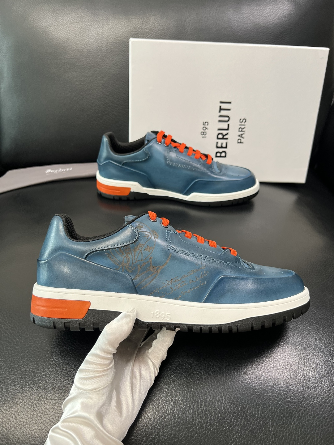 Berluti 顶级代购 布鲁提 专柜同步发售原厂配置，意大利进口牛皮面料，全进口水染牛皮里垫，鞋底：原