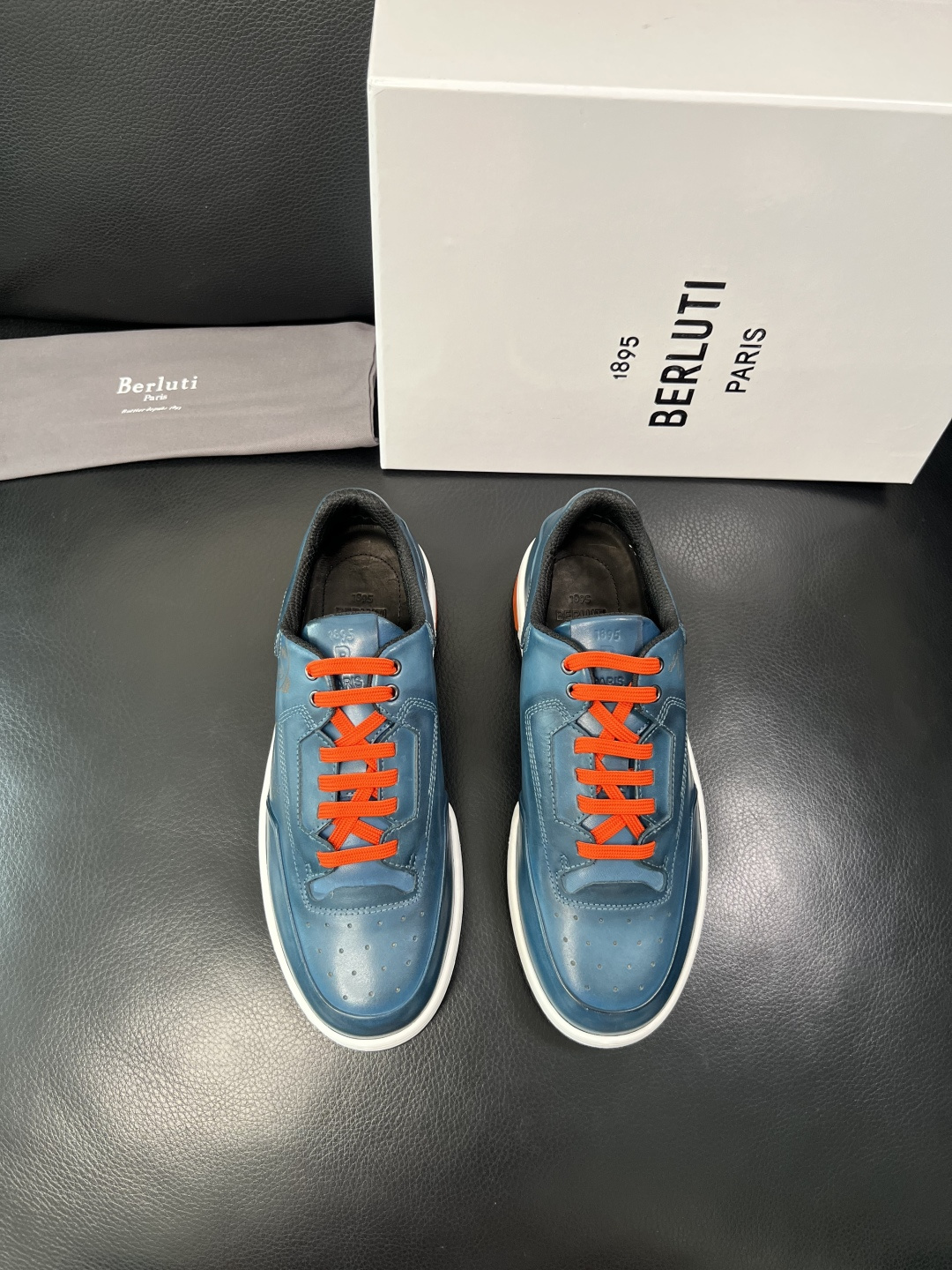 Berluti 顶级代购 布鲁提 专柜同步发售原厂配置，意大利进口牛皮面料，全进口水染牛皮里垫，鞋底：原