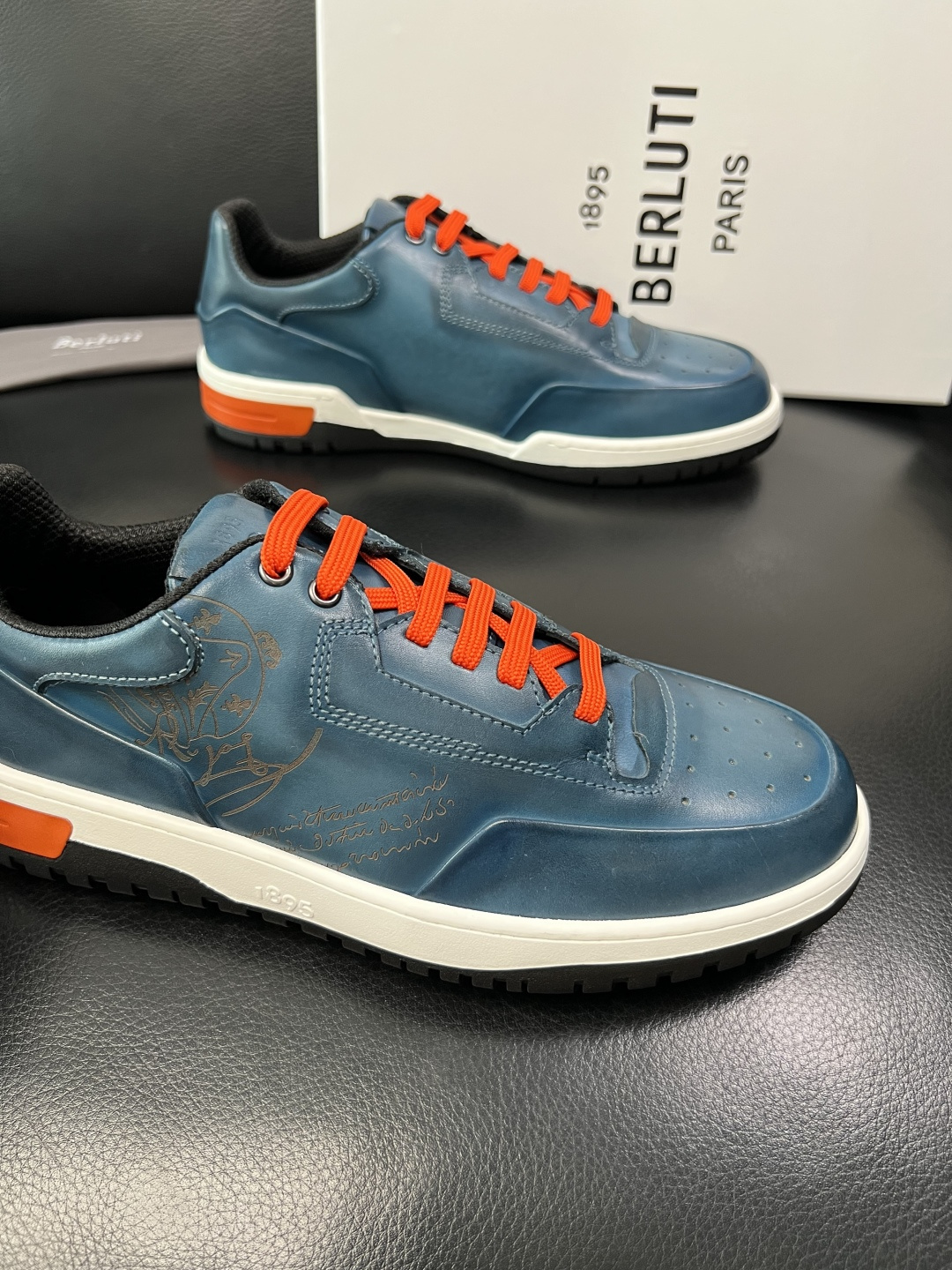 Berluti 顶级代购 布鲁提 专柜同步发售原厂配置，意大利进口牛皮面料，全进口水染牛皮里垫，鞋底：原