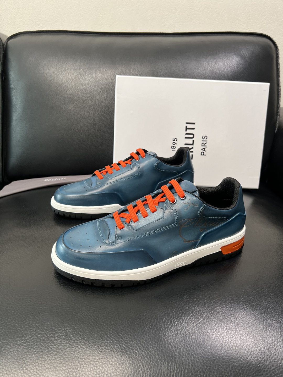 Berluti 顶级代购 布鲁提 专柜同步发售原厂配置，意大利进口牛皮面料，全进口水染牛皮里垫，鞋底：原