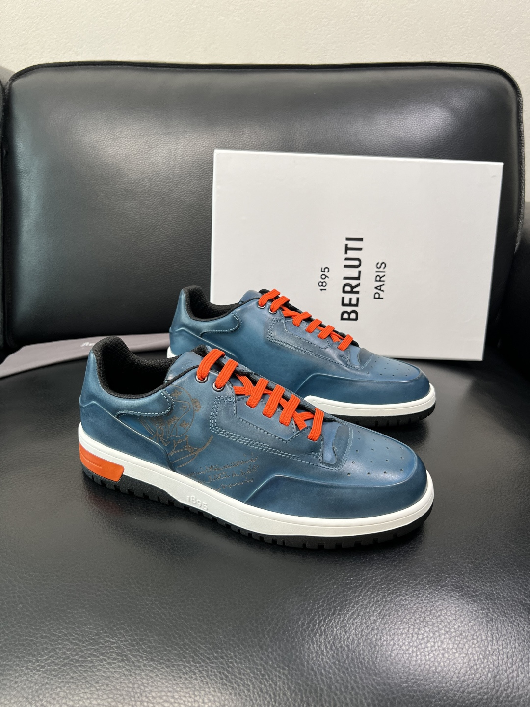 Berluti 顶级代购 布鲁提 专柜同步发售原厂配置，意大利进口牛皮面料，全进口水染牛皮里垫，鞋底：原