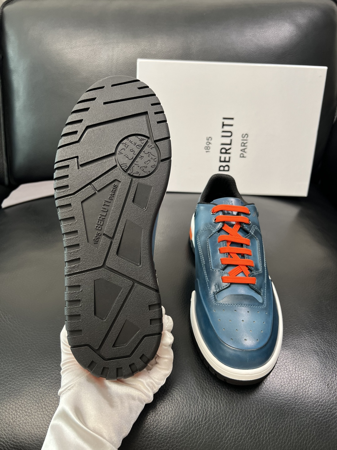 Berluti 顶级代购 布鲁提 专柜同步发售原厂配置，意大利进口牛皮面料，全进口水染牛皮里垫，鞋底：原