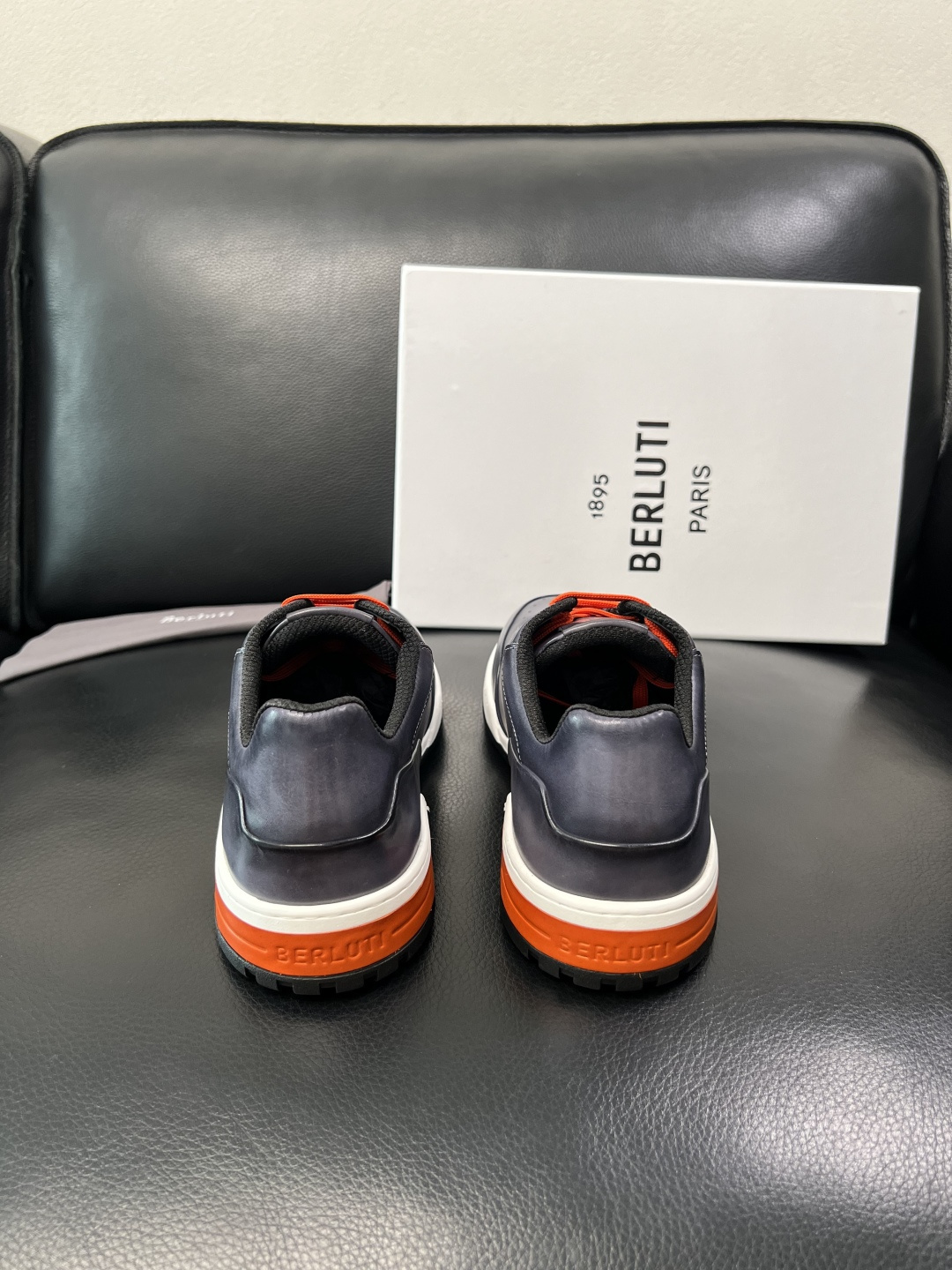 Berluti 顶级代购 布鲁提 专柜同步发售原厂配置，意大利进口牛皮面料，全进口水染牛皮里垫，鞋底：原