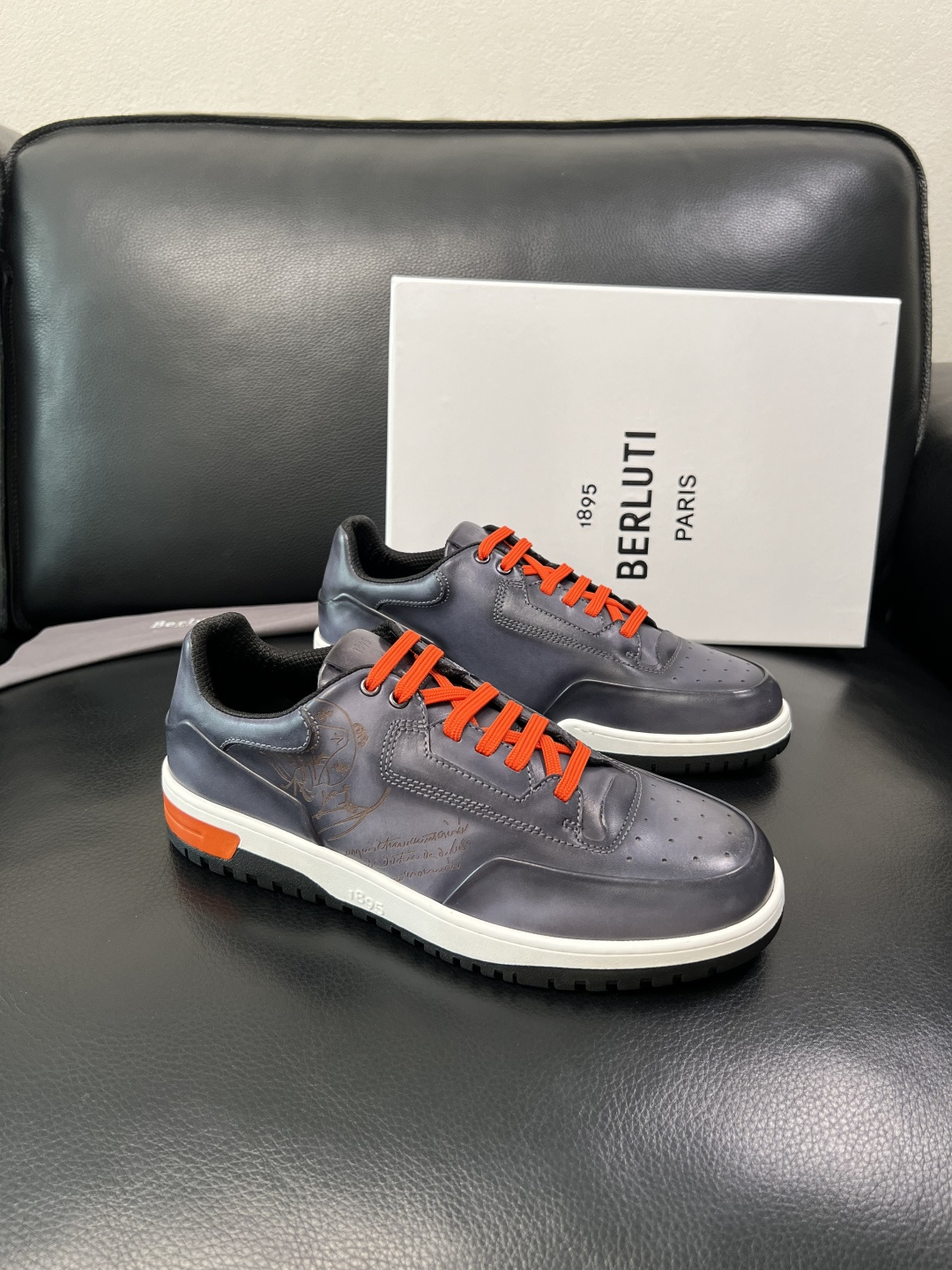 Berluti 顶级代购 布鲁提 专柜同步发售原厂配置，意大利进口牛皮面料，全进口水染牛皮里垫，鞋底：原