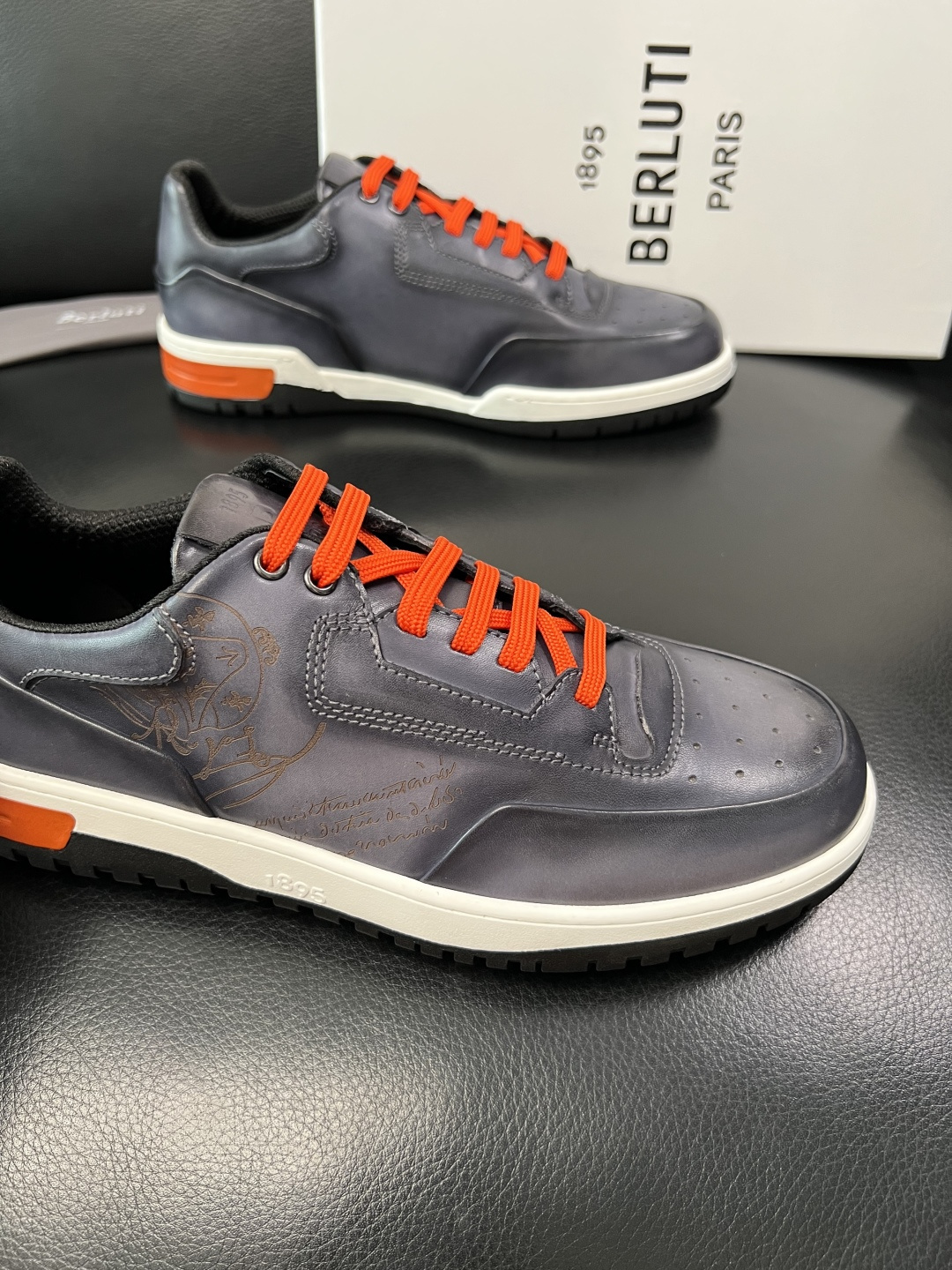 Berluti 顶级代购 布鲁提 专柜同步发售原厂配置，意大利进口牛皮面料，全进口水染牛皮里垫，鞋底：原