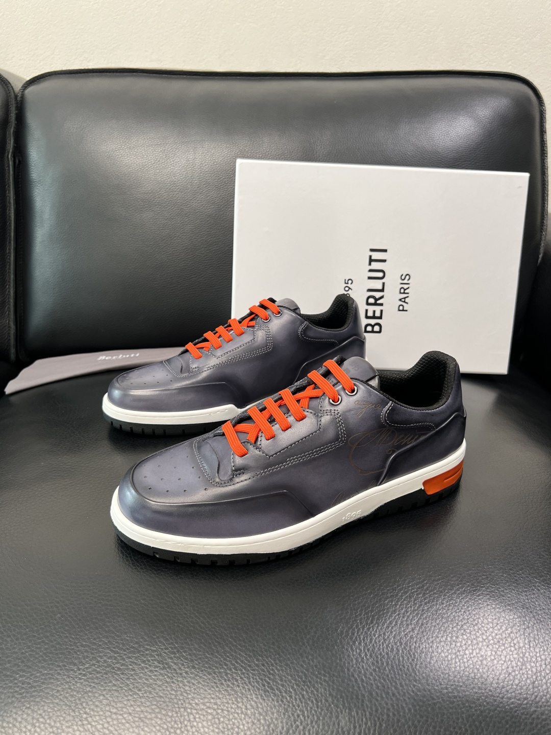 Berluti 顶级代购 布鲁提 专柜同步发售原厂配置，意大利进口牛皮面料，全进口水染牛皮里垫，鞋底：原