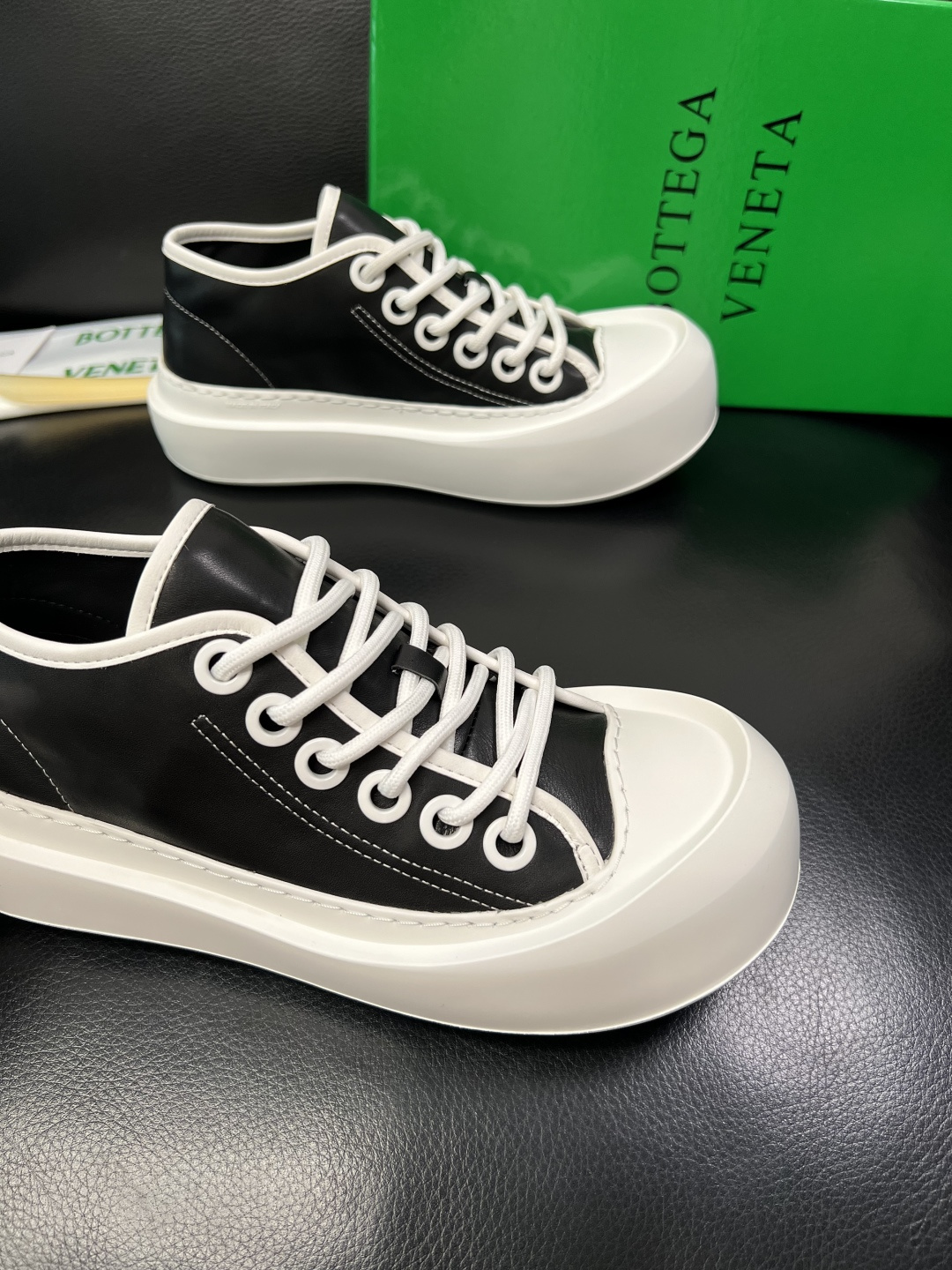 BOTTEGA VENETA 高品质 顶级工艺品 葆蝶家 专柜同步，鞋面意大利进口牛皮面料，透气牛皮内里