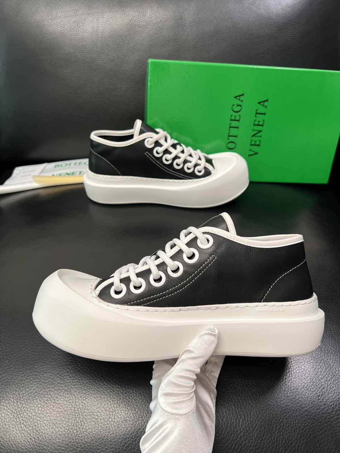 BOTTEGA VENETA 高品质 顶级工艺品 葆蝶家 专柜同步，鞋面意大利进口牛皮面料，透气牛皮内里