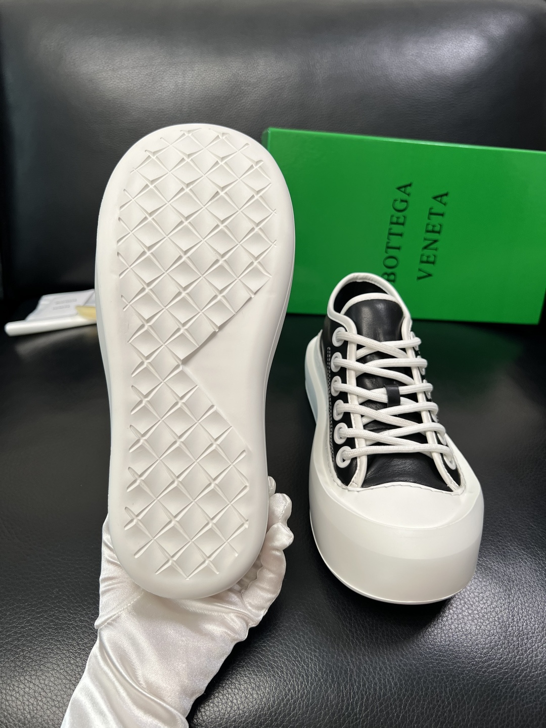 BOTTEGA VENETA 高品质 顶级工艺品 葆蝶家 专柜同步，鞋面意大利进口牛皮面料，透气牛皮内里