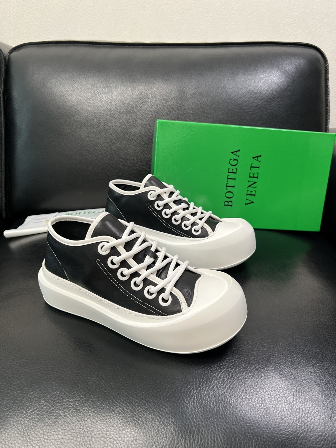 BOTTEGA VENETA 高品质 顶级工艺品 葆蝶家 专柜同步，鞋面意大利进口牛皮面料，透气牛皮内里