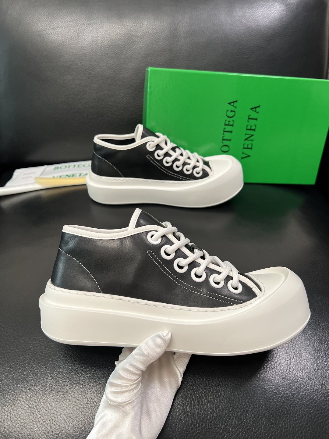 BOTTEGA VENETA 高品质 顶级工艺品 葆蝶家 专柜同步，鞋面意大利进口牛皮面料，透气牛皮内里