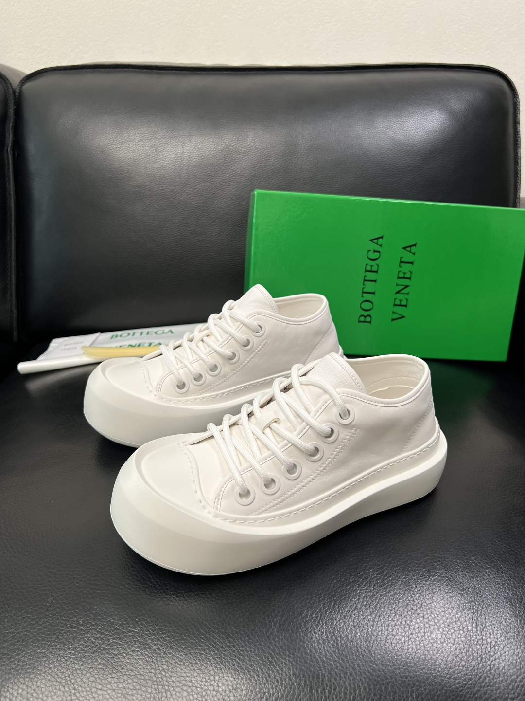 BOTTEGA VENETA 高品质 顶级工艺品 葆蝶家 专柜同步，鞋面意大利进口牛皮面料，透气牛皮内里