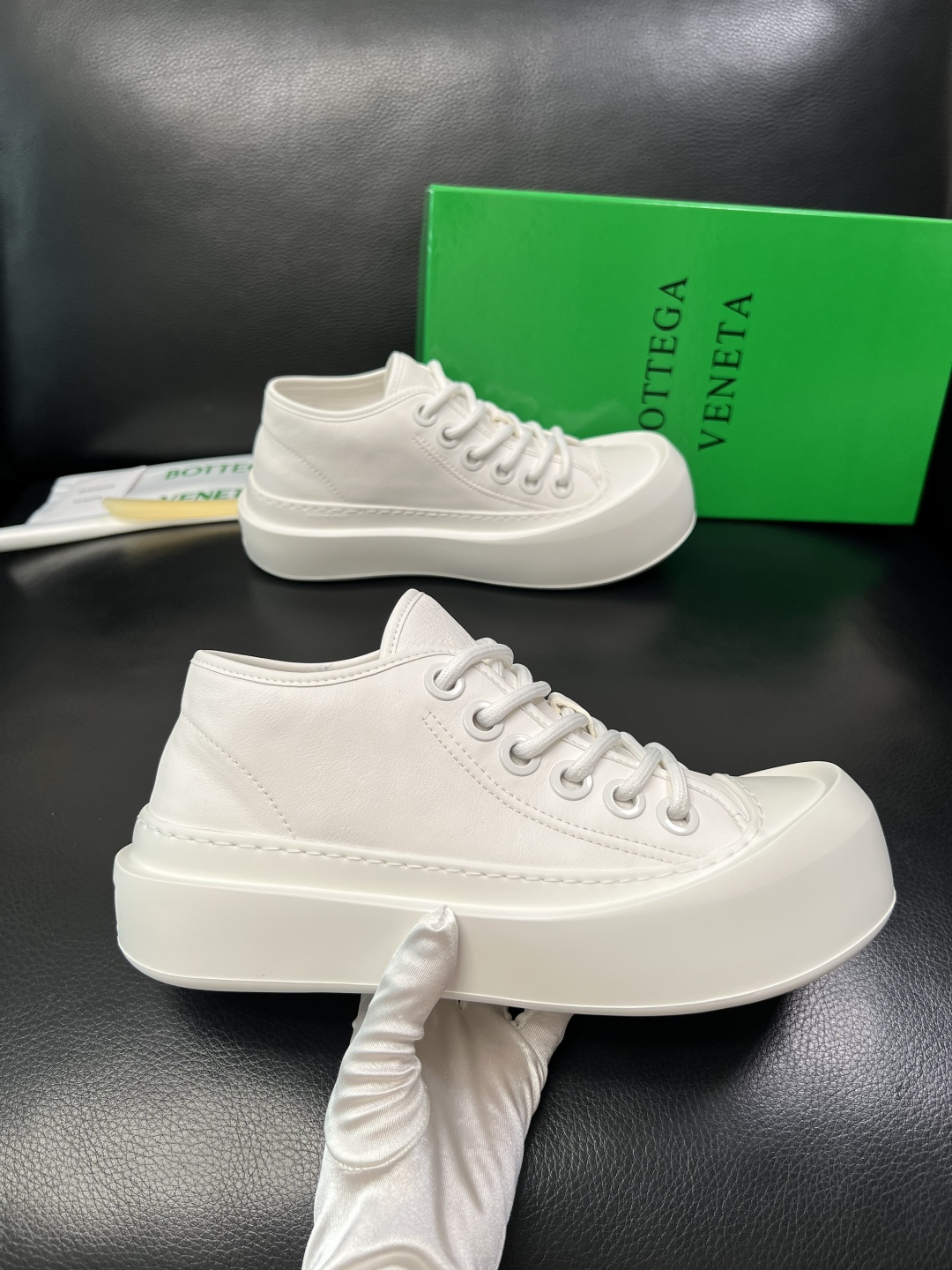 BOTTEGA VENETA 高品质 顶级工艺品 葆蝶家 专柜同步，鞋面意大利进口牛皮面料，透气牛皮内里