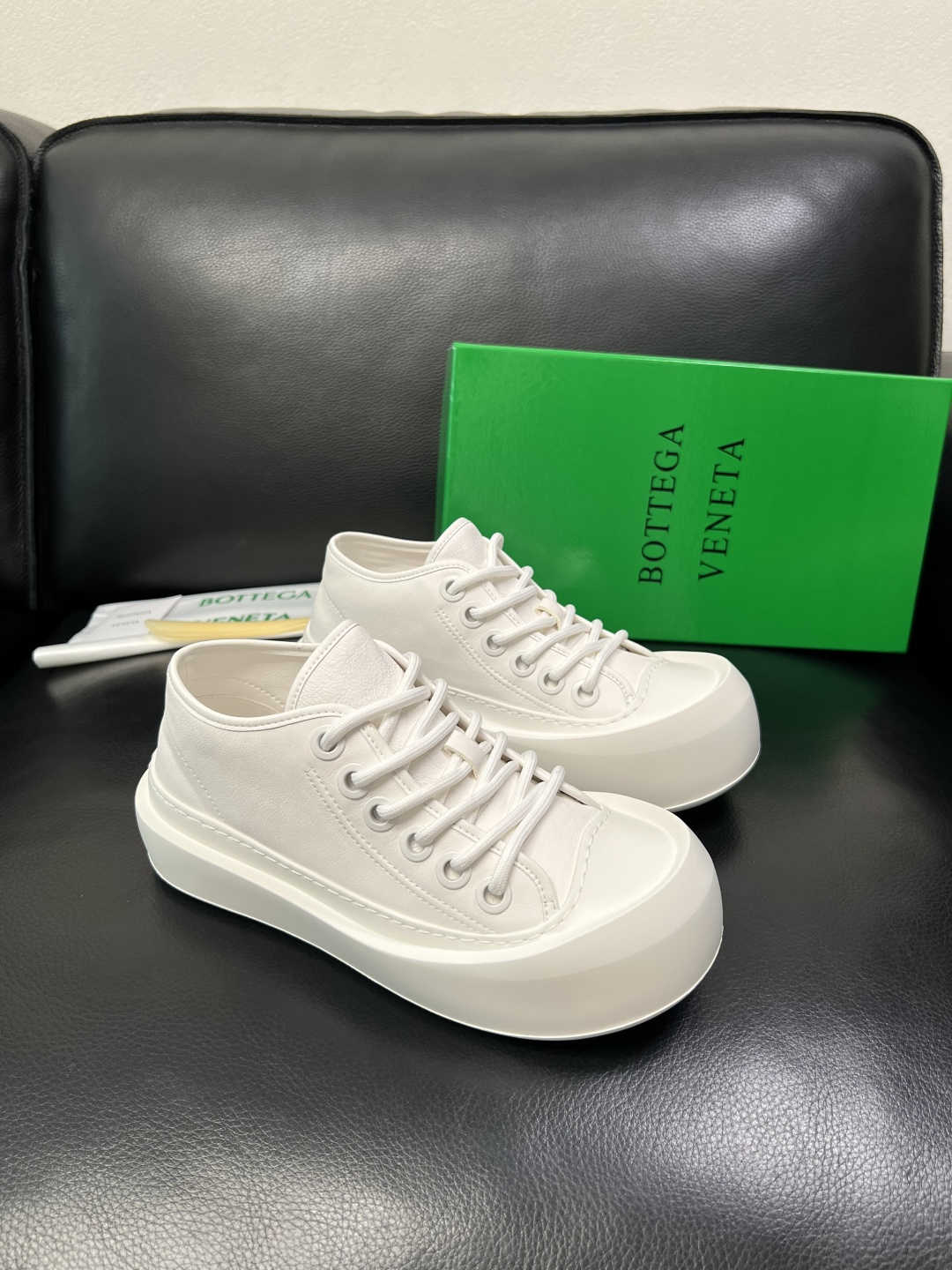 BOTTEGA VENETA 高品质 顶级工艺品 葆蝶家 专柜同步，鞋面意大利进口牛皮面料，透气牛皮内里