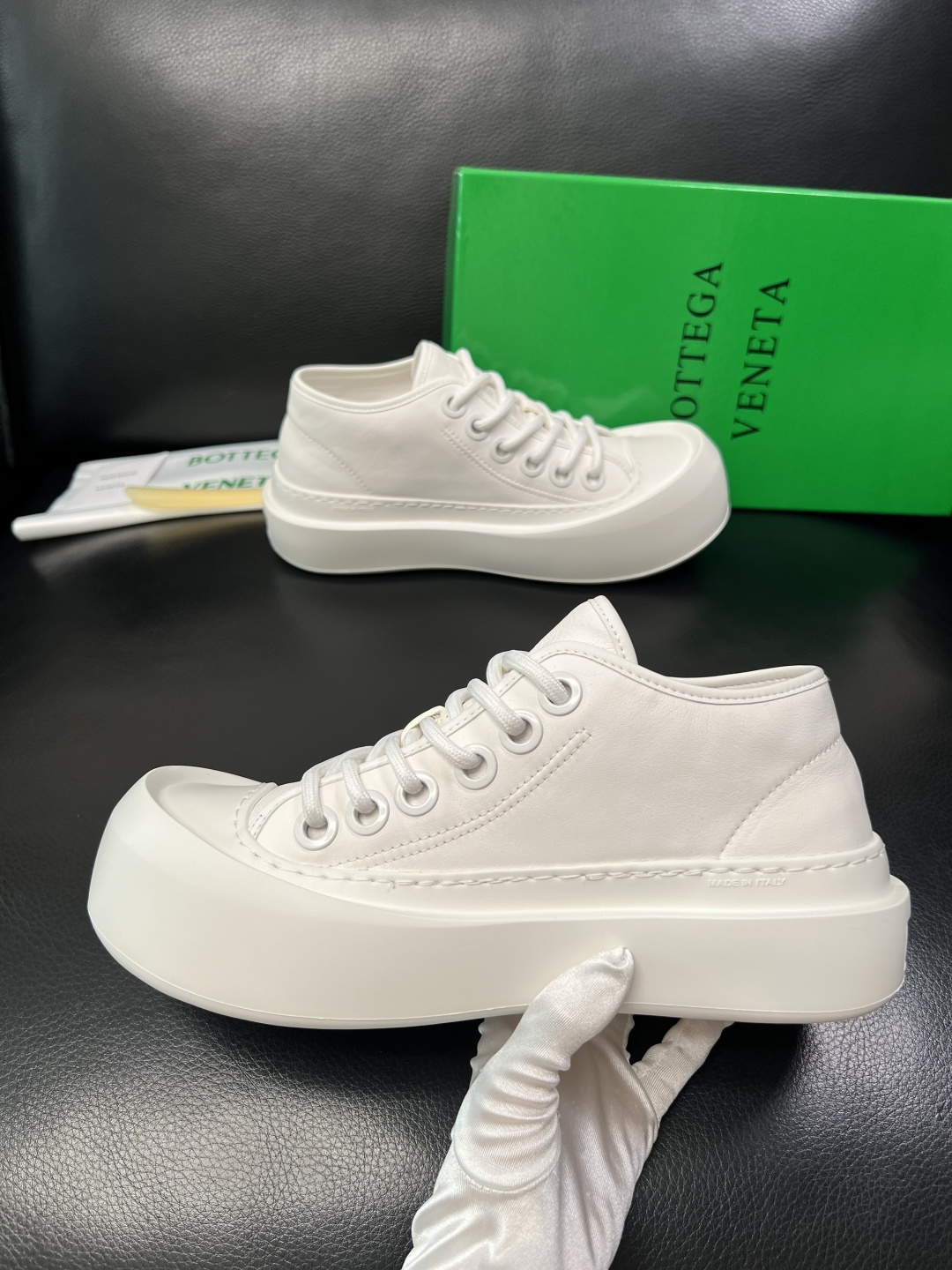 BOTTEGA VENETA 高品质 顶级工艺品 葆蝶家 专柜同步，鞋面意大利进口牛皮面料，透气牛皮内里