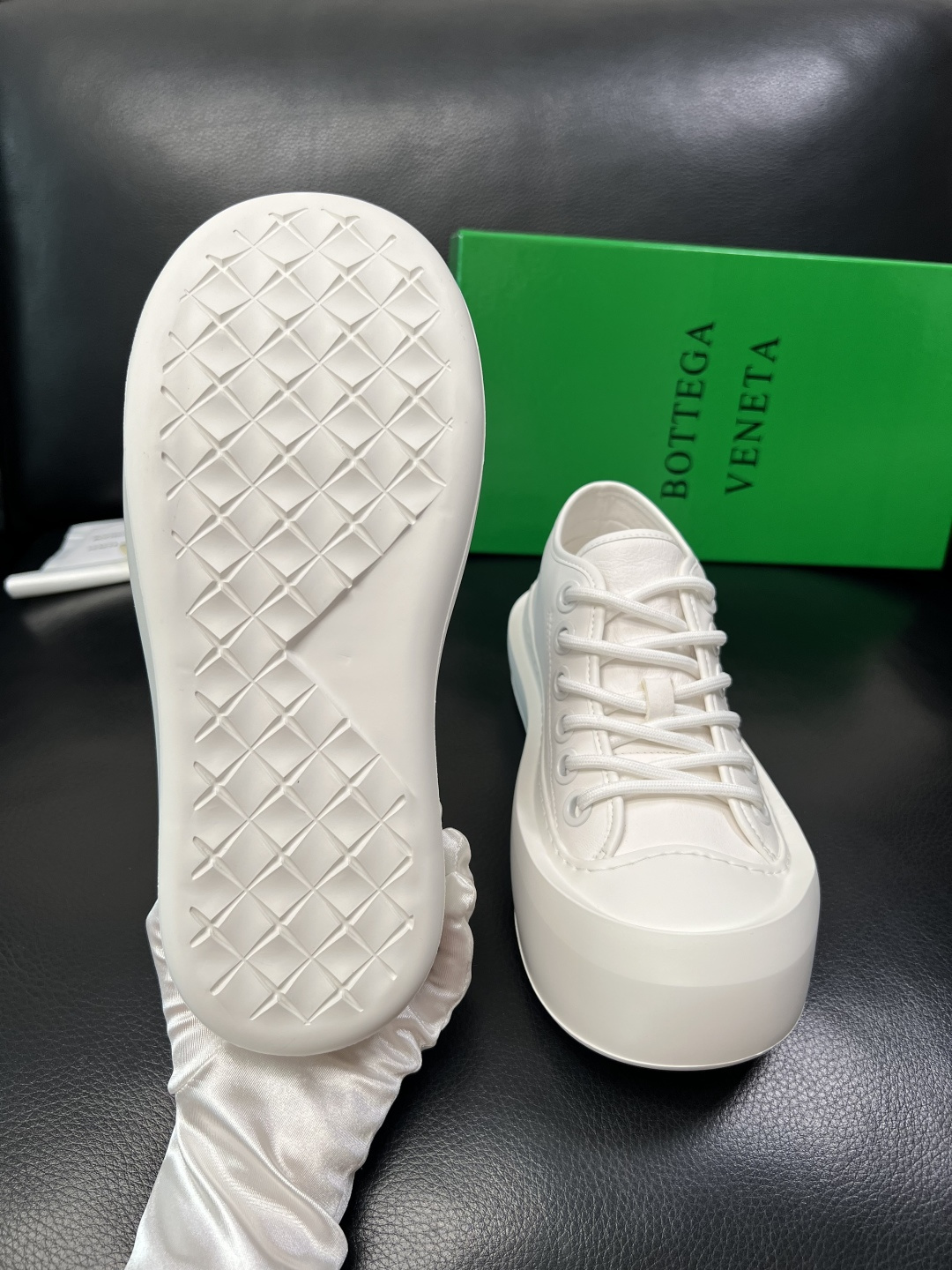 BOTTEGA VENETA 高品质 顶级工艺品 葆蝶家 专柜同步，鞋面意大利进口牛皮面料，透气牛皮内里