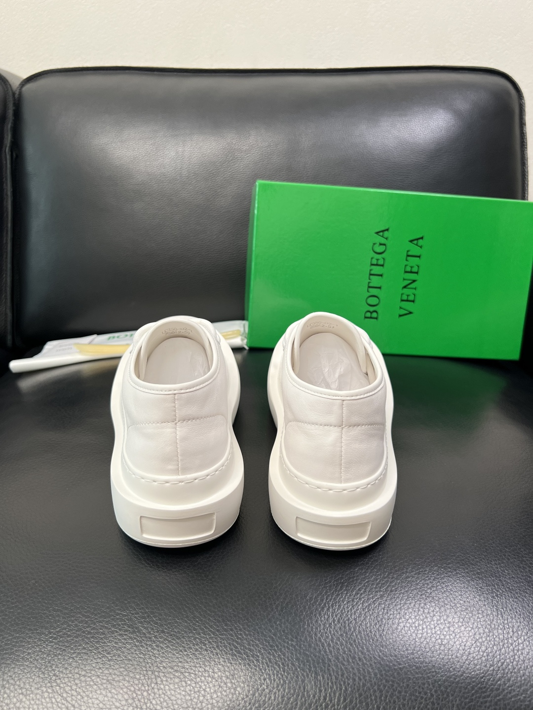 BOTTEGA VENETA 高品质 顶级工艺品 葆蝶家 专柜同步，鞋面意大利进口牛皮面料，透气牛皮内里