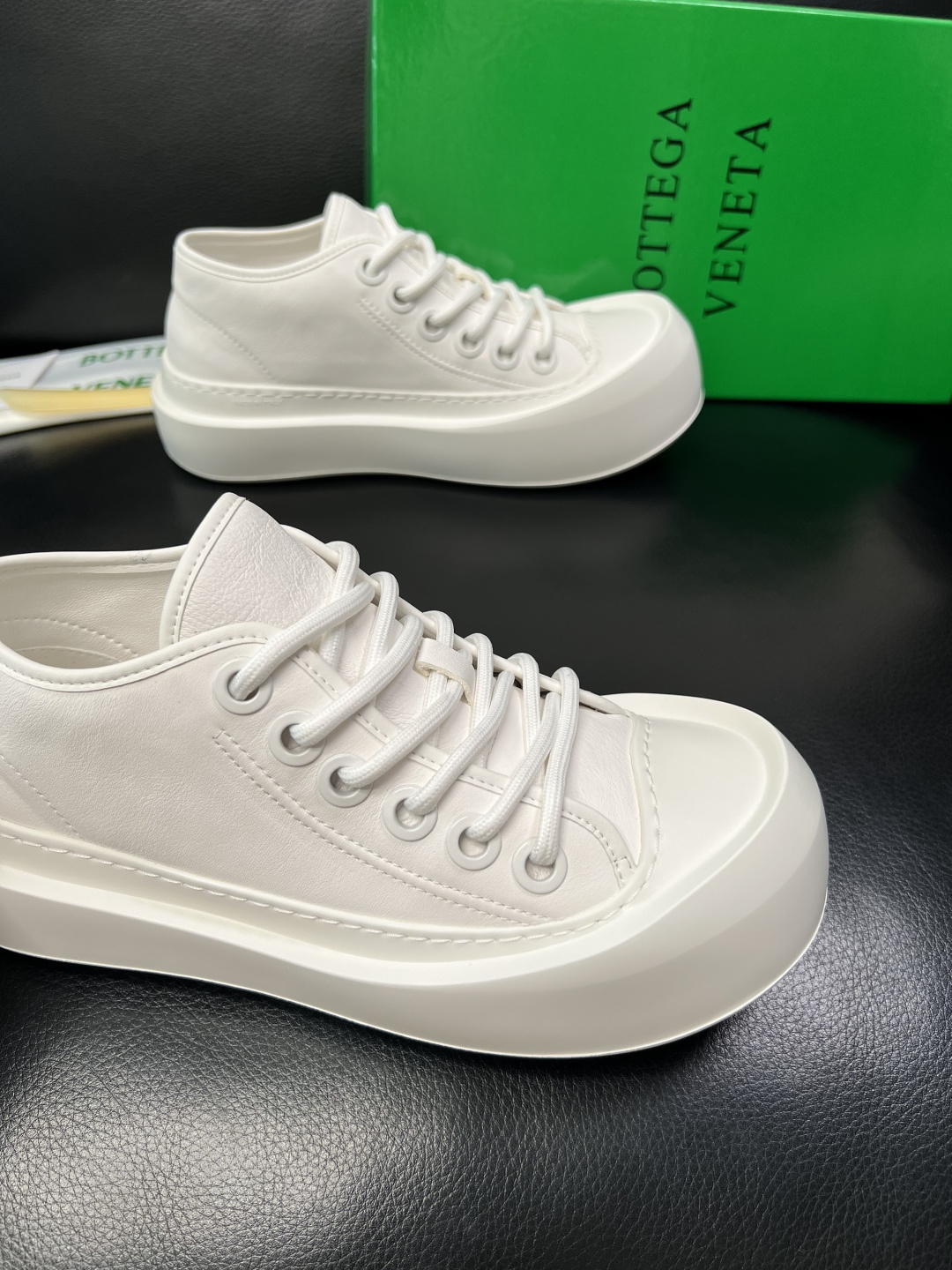 BOTTEGA VENETA 高品质 顶级工艺品 葆蝶家 专柜同步，鞋面意大利进口牛皮面料，透气牛皮内里