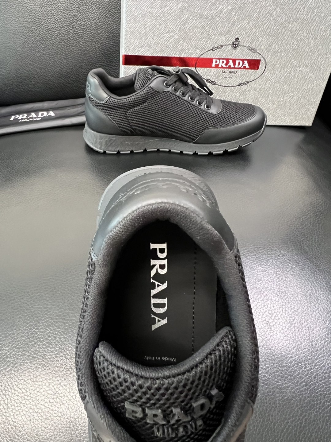 PRADA 高品质 顶级工艺品 普拉达 专柜同步 原厂配置，意大利进口原版牛皮面料，透气舒适进口水染牛里