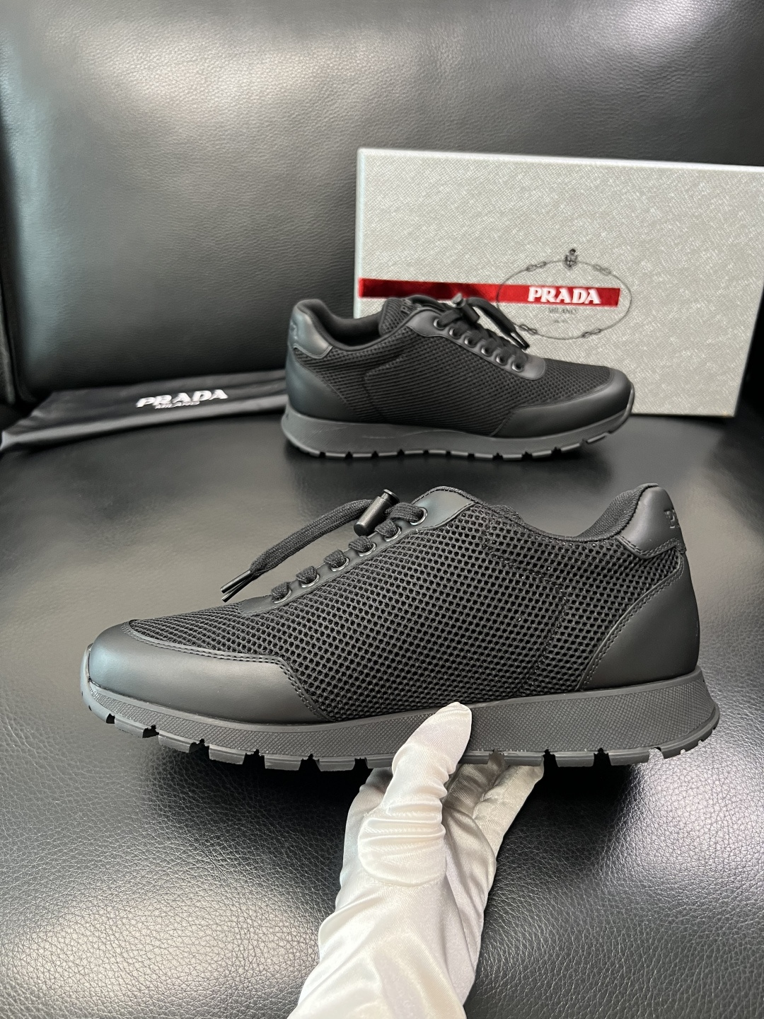 PRADA 高品质 顶级工艺品 普拉达 专柜同步 原厂配置，意大利进口原版牛皮面料，透气舒适进口水染牛里
