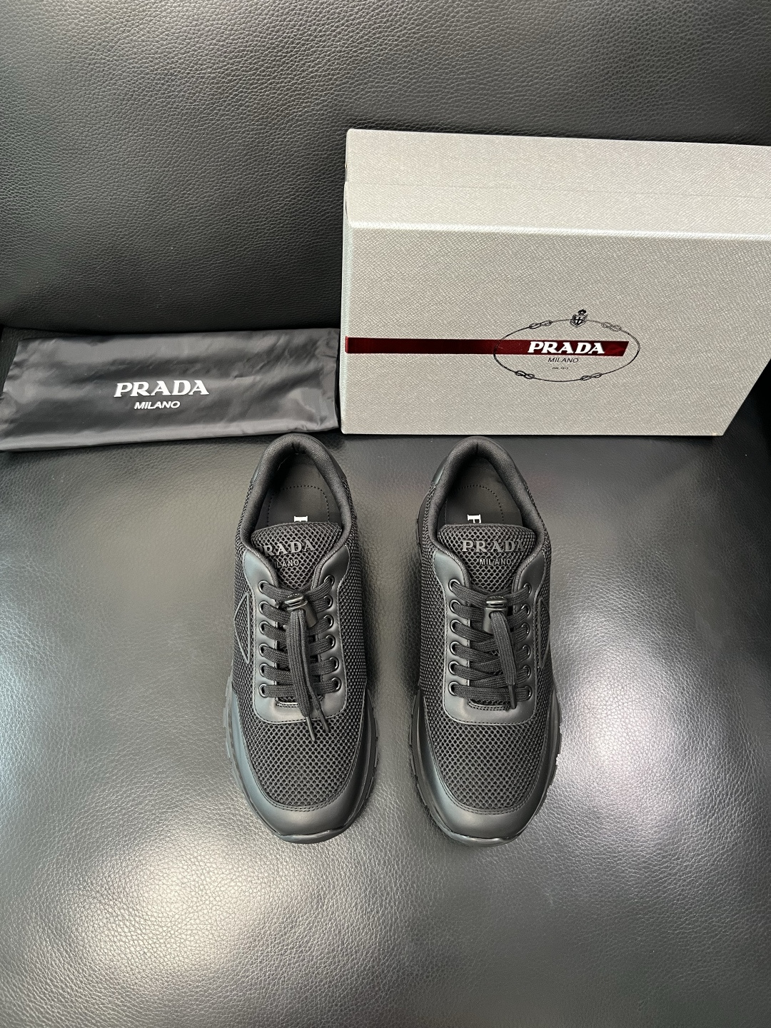 PRADA 高品质 顶级工艺品 普拉达 专柜同步 原厂配置，意大利进口原版牛皮面料，透气舒适进口水染牛里