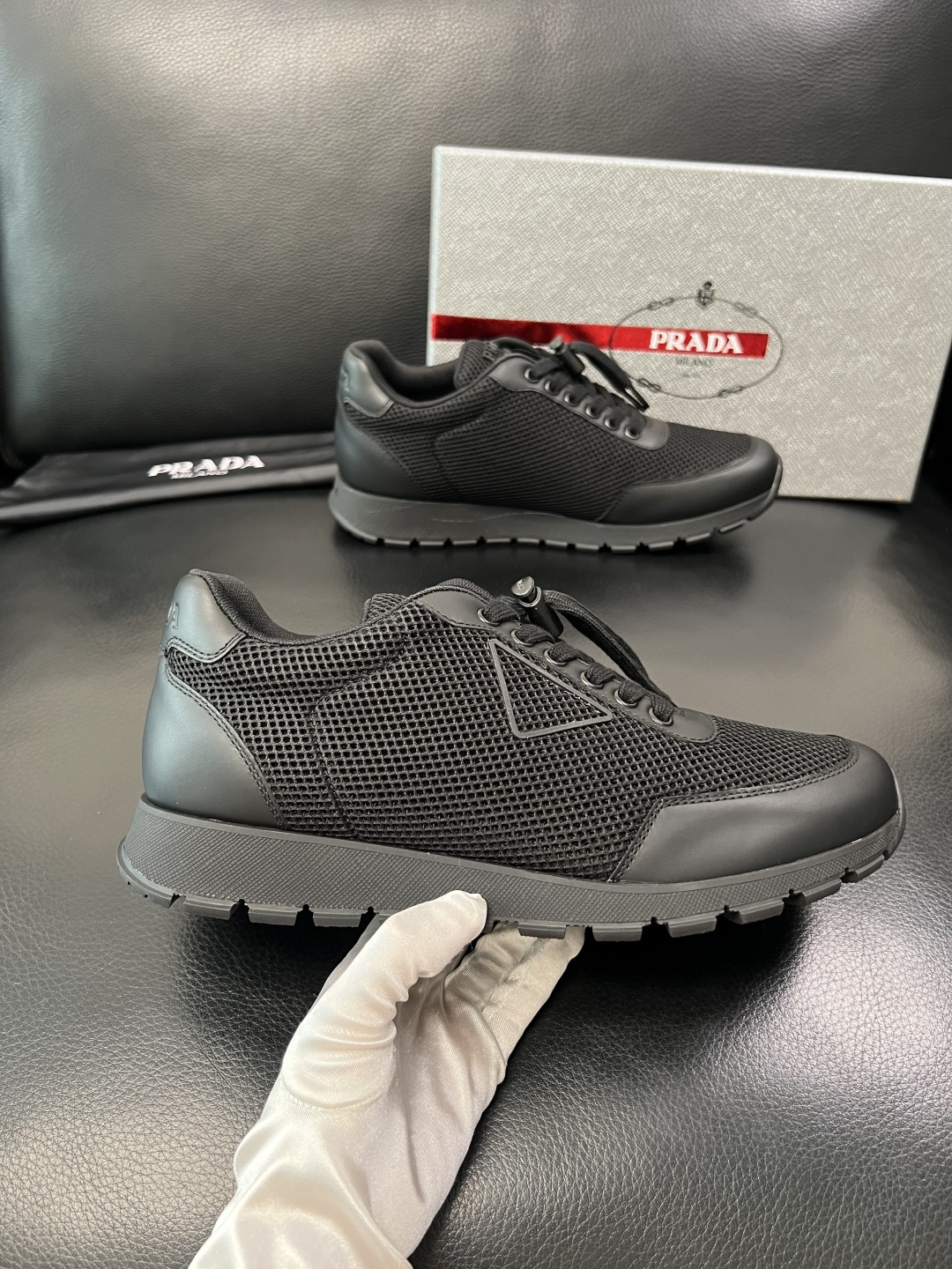 PRADA 高品质 顶级工艺品 普拉达 专柜同步 原厂配置，意大利进口原版牛皮面料，透气舒适进口水染牛里
