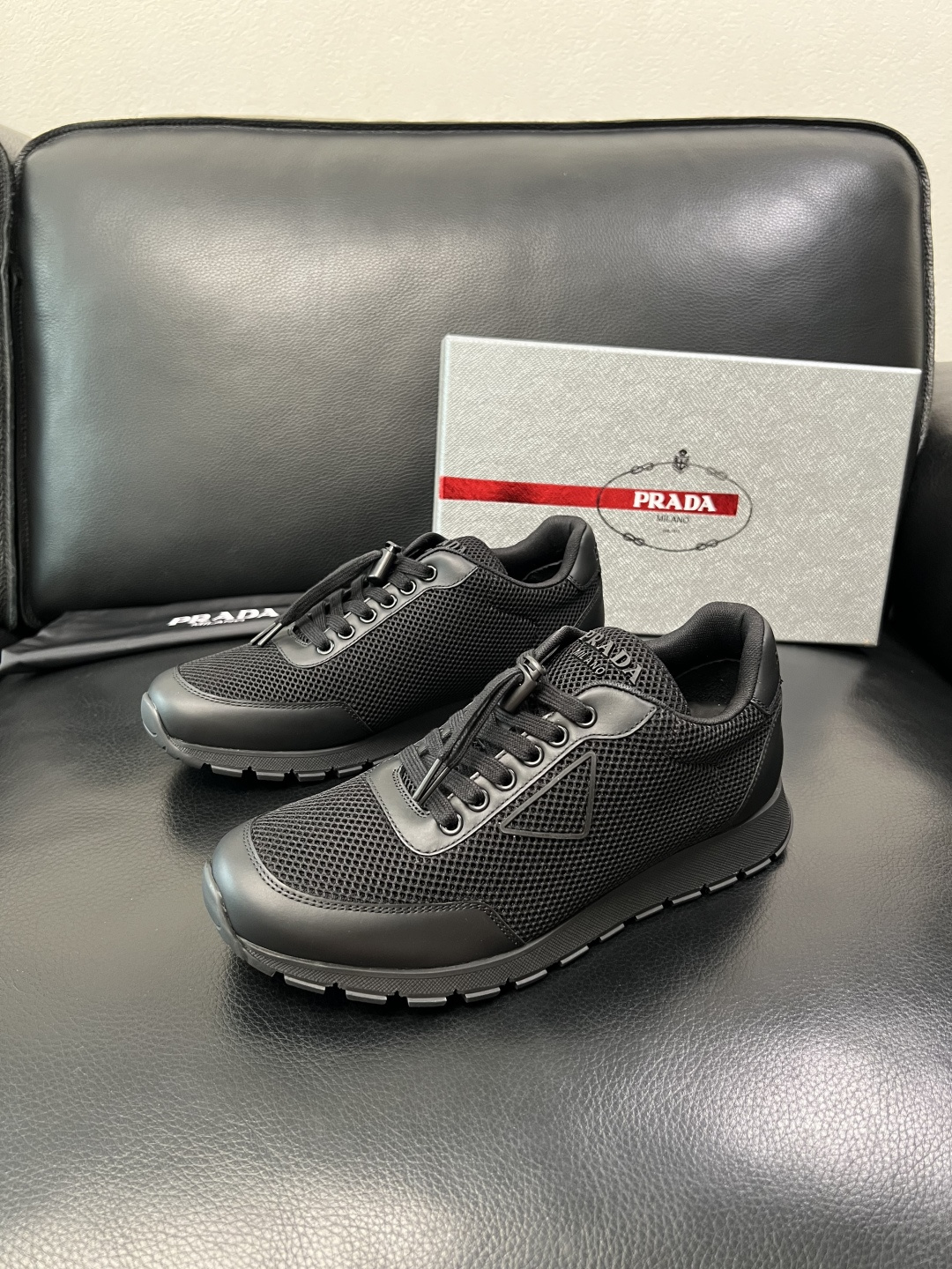 PRADA 高品质 顶级工艺品 普拉达 专柜同步 原厂配置，意大利进口原版牛皮面料，透气舒适进口水染牛里